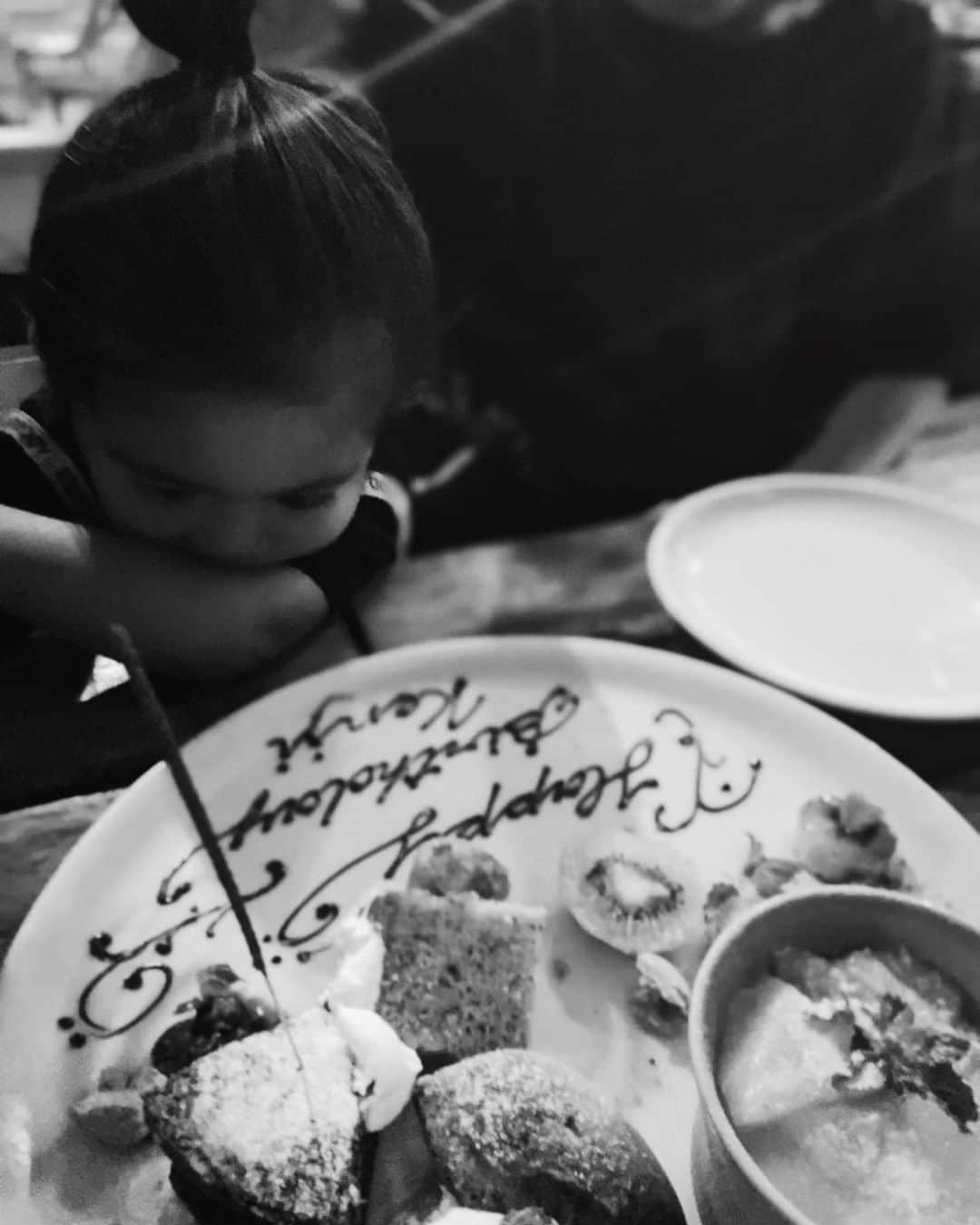 荻原桃子さんのインスタグラム写真 - (荻原桃子Instagram)「Happy Birthday🤍PAPA  EITOからのプレゼントは 大好きなPAPA ART 3枚組🤍  ARTの置き場所まで指定していました🤍  #eitokohashi #eito_art #3歳6カ月」8月20日 0時57分 - momokoogihara
