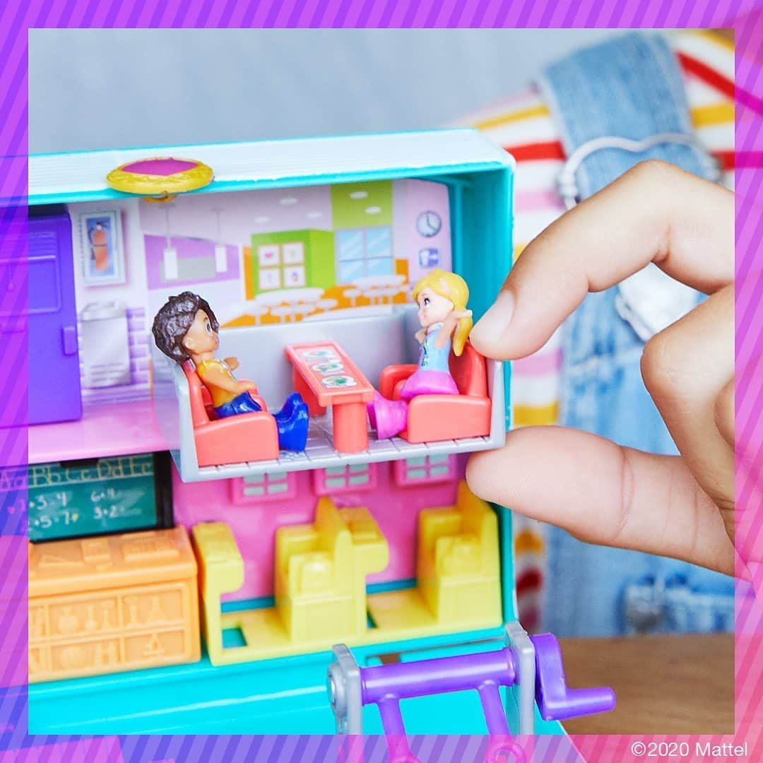 Mattelさんのインスタグラム写真 - (MattelInstagram)「From home or the road, tiny ones can play school with Polly! 🎒 Shop the #PollyPocket Mini-Middle School Compact now.」8月20日 0時58分 - mattel