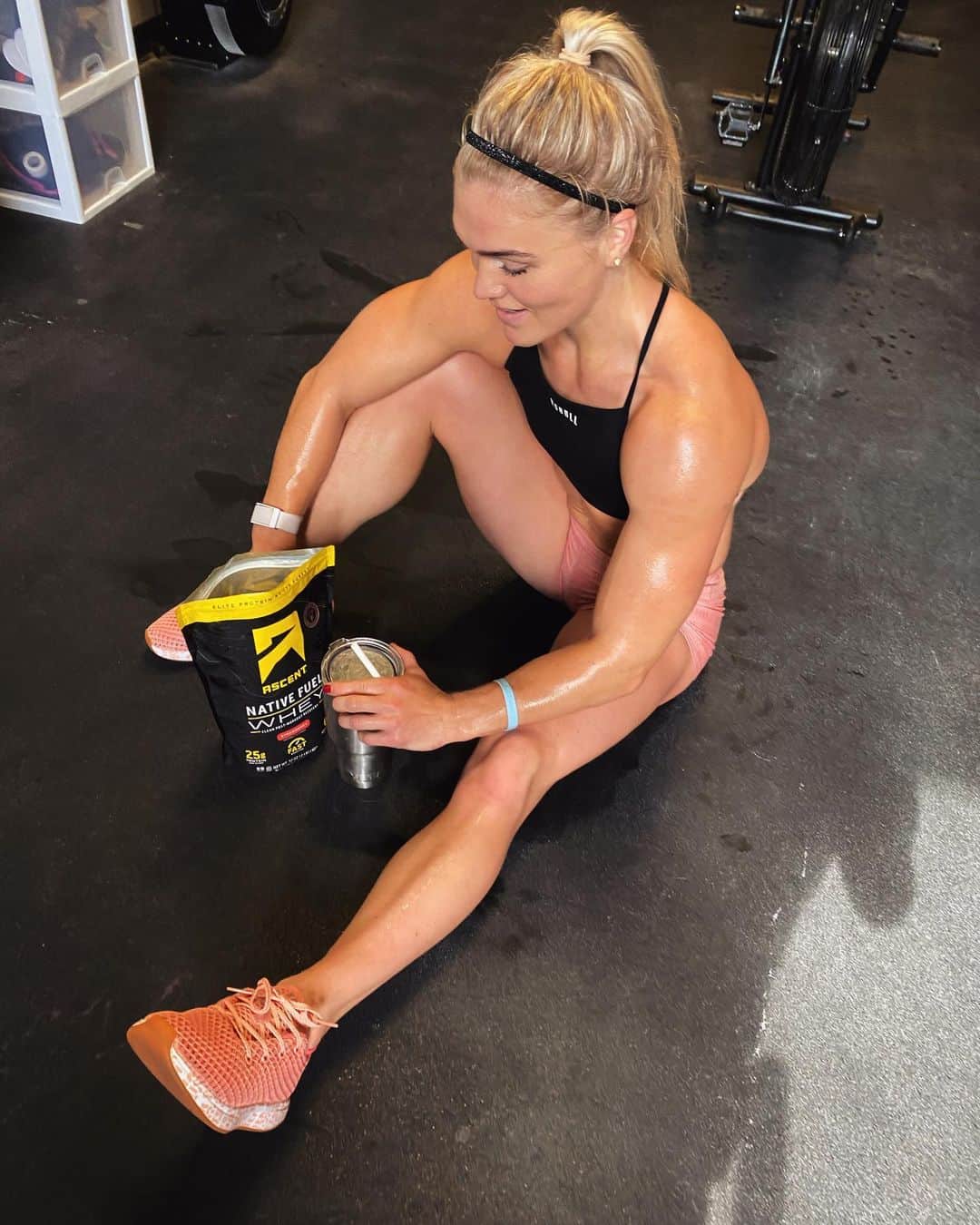 Katrin Tanja Davidsdottirさんのインスタグラム写真 - (Katrin Tanja DavidsdottirInstagram)「My favorite kind of mornings include: a good cup of coffee, awesome people & some seriously sweaty intervals! 💥😜💦 Got to follow it up with a different kind of shake this morning!! STRAWBERRY whey is finally out & I mix it with coconut water! // @ascent_protein #WorkHARD #RecoverSTRONG」8月20日 0時58分 - katrintanja
