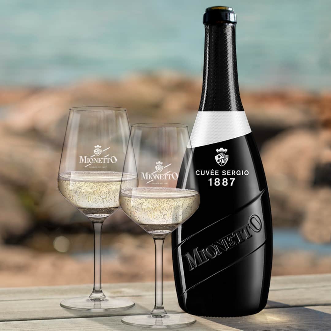 Mionetto Proseccoのインスタグラム：「Una cuvée storica con i delicati sentori del miele e delle mele selvatiche.Visita il nuovo e-shop Mionetto, acquista Cuvée Sergio 1887 – Luxury Collection- e ricevilo direttamente a casa⁣  👉 Link in Bio 🍾⁣ #mionettoprosecco #mionettoinsieme #mionettoeshop⁣ ⁣ Bevi Mionetto responsabilmente」