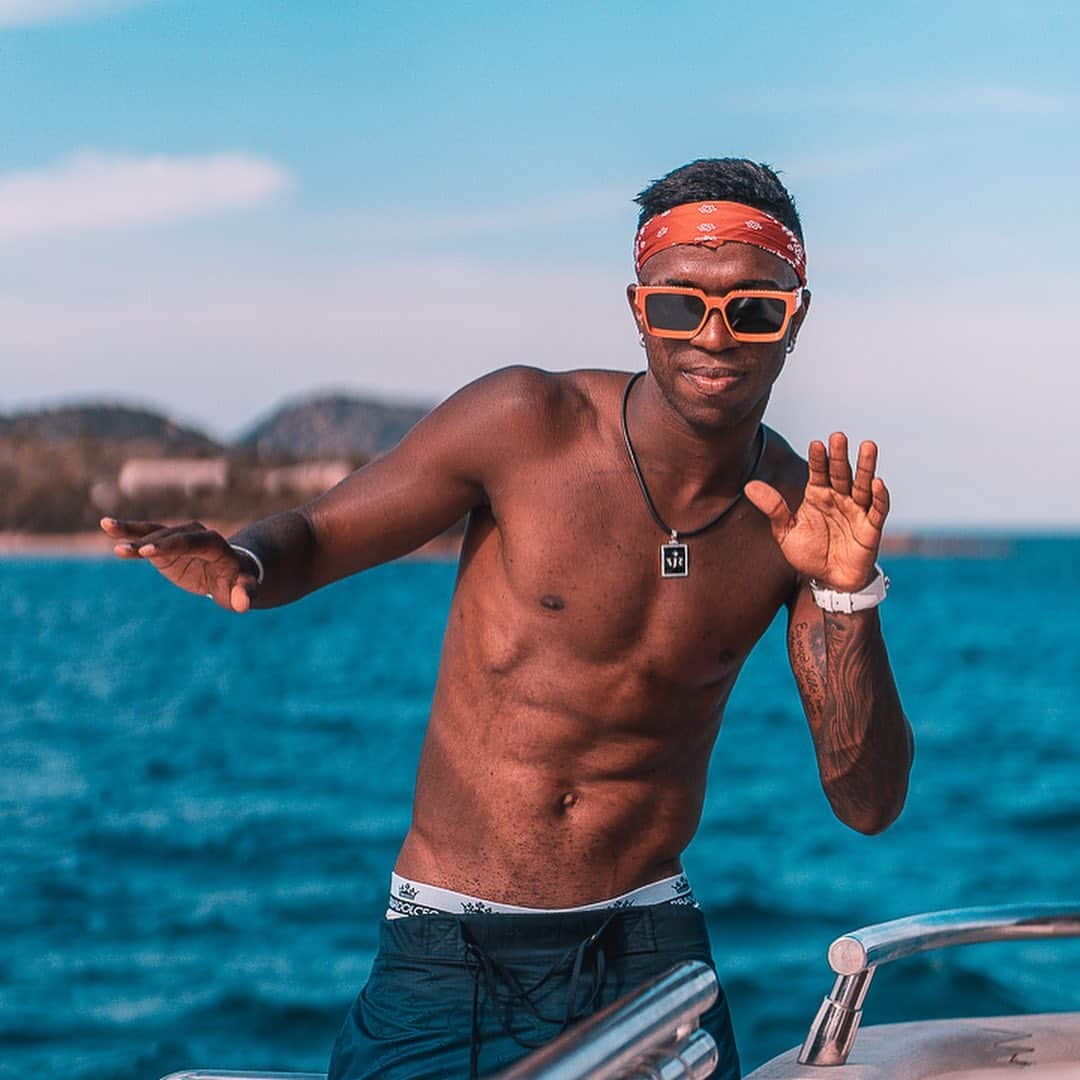ヴィニシウス・ジュニオールのインスタグラム：「Summer Time 🏖😎 #Sardenha2020」