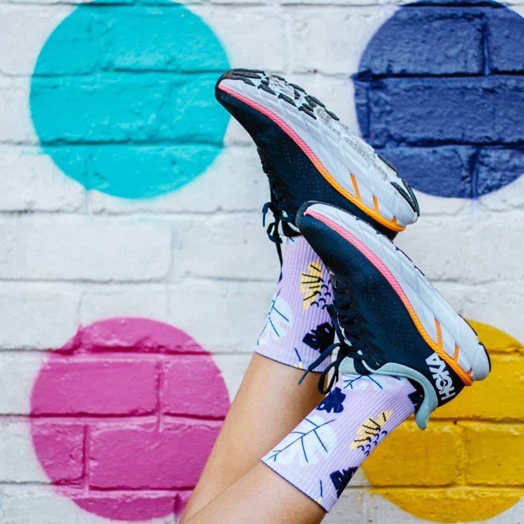 ホカオネオネのインスタグラム：「Sometimes you just have to kick your feet up and relax! How are you incorporating rest this week? 📸  @soxfootwear #timetofly」