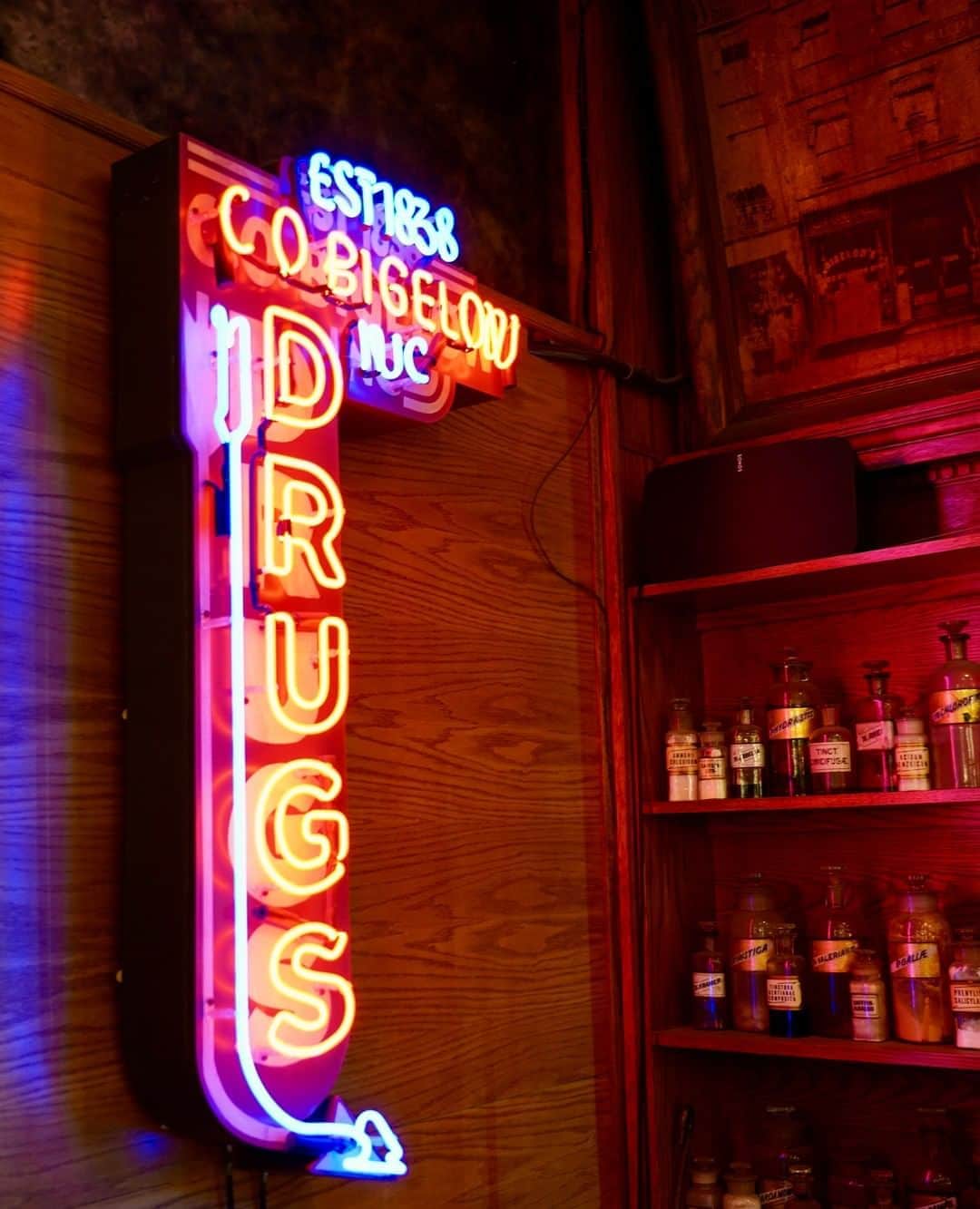 C.O. Bigelowさんのインスタグラム写真 - (C.O. BigelowInstagram)「Welcome to Bigelow's! 🤗 Once you step inside, our mini replica neon DRUGS sign is there to greet you, aside our shelf of antique bottles 🕰 ⁠」8月20日 1時05分 - cobigelow