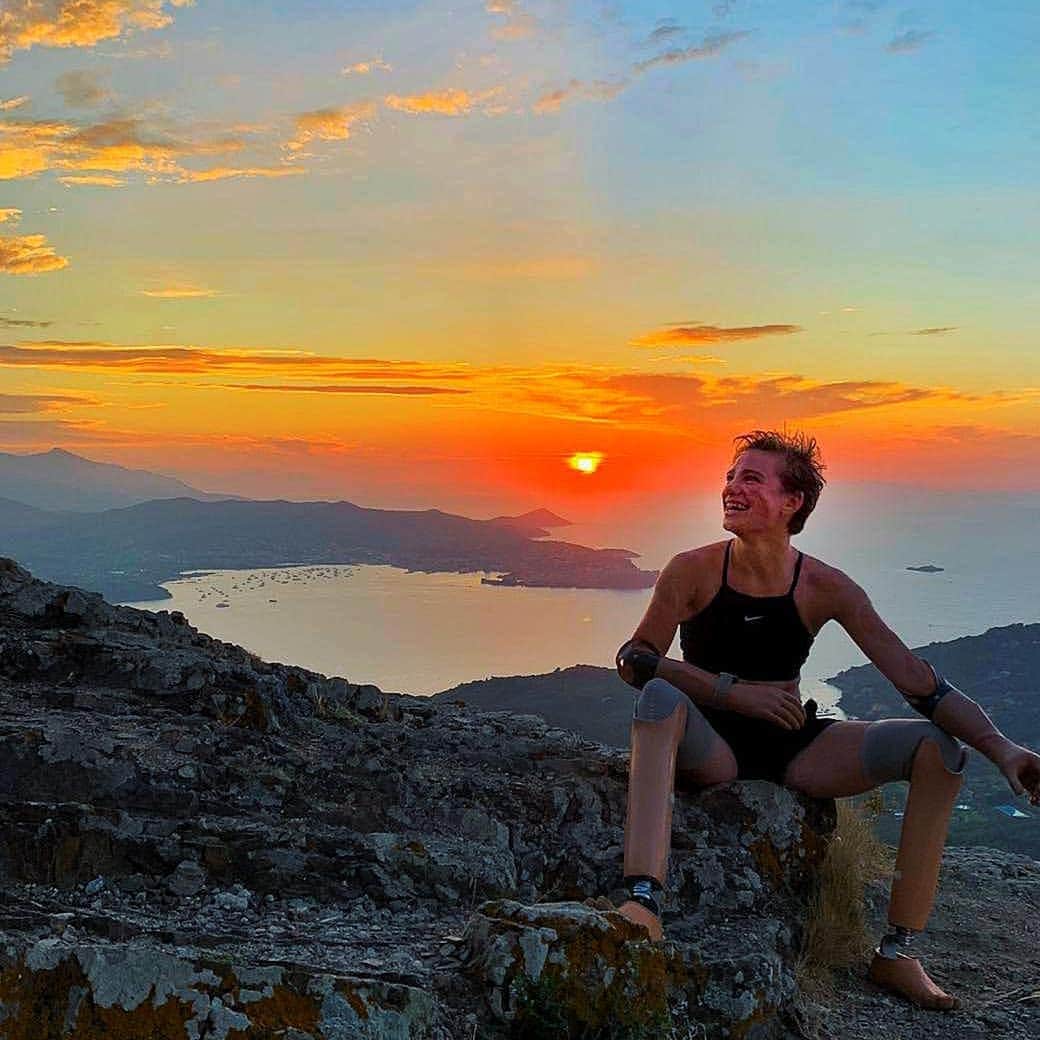 ベアトリーチェ・ヴィオのインスタグラム：「Spirito libero, anima leggera e un tramonto pazzesco in un luogo incantato dell’Isola d’Elba! 🌄😍🏝️」