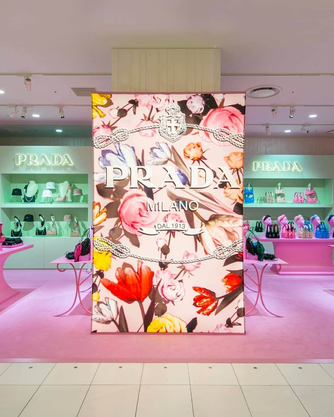 プラダさんのインスタグラム写真 - (プラダInstagram)「Explore the most recent Prada Pop-Ups with this dedicated #Remix, inspiring environments to engage our clients and make them feel protagonist of our #Retailstories.  Link in bio. #PradaGroup」8月20日 1時08分 - prada