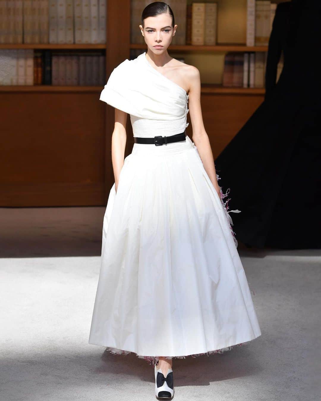 Fashion Weekさんのインスタグラム写真 - (Fashion WeekInstagram)「Happy birthday to legendary fashion icon and designer, #CocoChanel. After beginning her career as a French milliner in Paris in 1910, she went on to build the storied house of Chanel, with her signature design style still highly visible in today's @chanelofficial collections. Photos c/o @gettyimages」8月20日 1時13分 - fashionweek