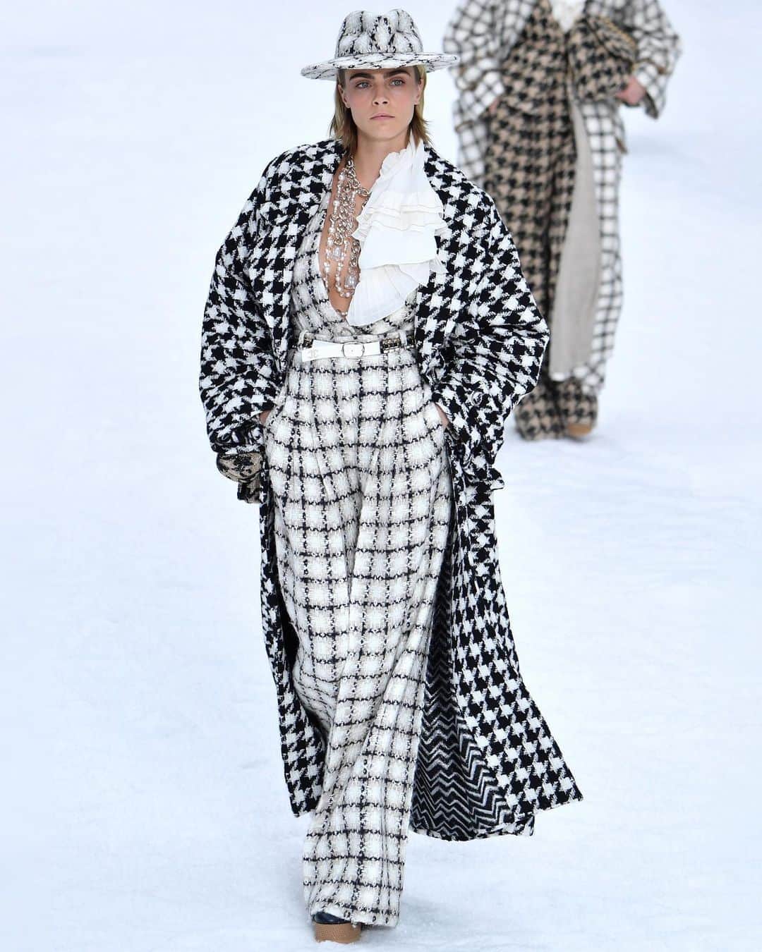 Fashion Weekさんのインスタグラム写真 - (Fashion WeekInstagram)「Happy birthday to legendary fashion icon and designer, #CocoChanel. After beginning her career as a French milliner in Paris in 1910, she went on to build the storied house of Chanel, with her signature design style still highly visible in today's @chanelofficial collections. Photos c/o @gettyimages」8月20日 1時13分 - fashionweek
