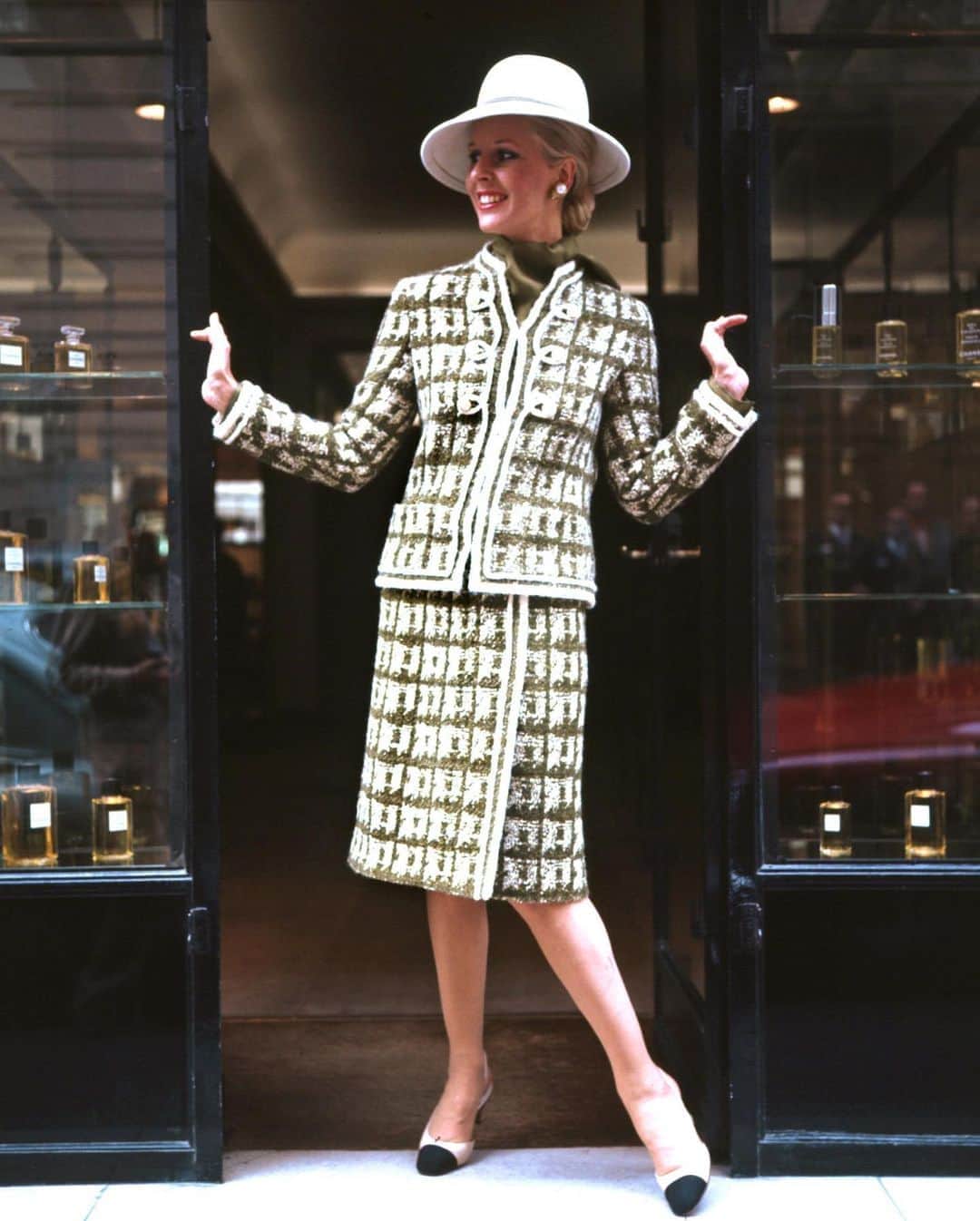 Fashion Weekさんのインスタグラム写真 - (Fashion WeekInstagram)「Happy birthday to legendary fashion icon and designer, #CocoChanel. After beginning her career as a French milliner in Paris in 1910, she went on to build the storied house of Chanel, with her signature design style still highly visible in today's @chanelofficial collections. Photos c/o @gettyimages」8月20日 1時13分 - fashionweek