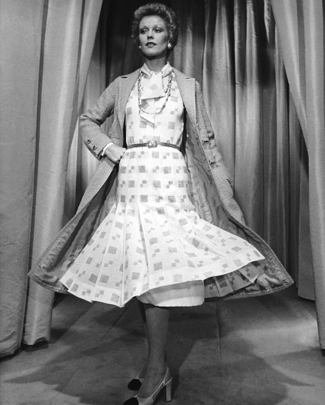 Fashion Weekさんのインスタグラム写真 - (Fashion WeekInstagram)「Happy birthday to legendary fashion icon and designer, #CocoChanel. After beginning her career as a French milliner in Paris in 1910, she went on to build the storied house of Chanel, with her signature design style still highly visible in today's @chanelofficial collections. Photos c/o @gettyimages」8月20日 1時13分 - fashionweek
