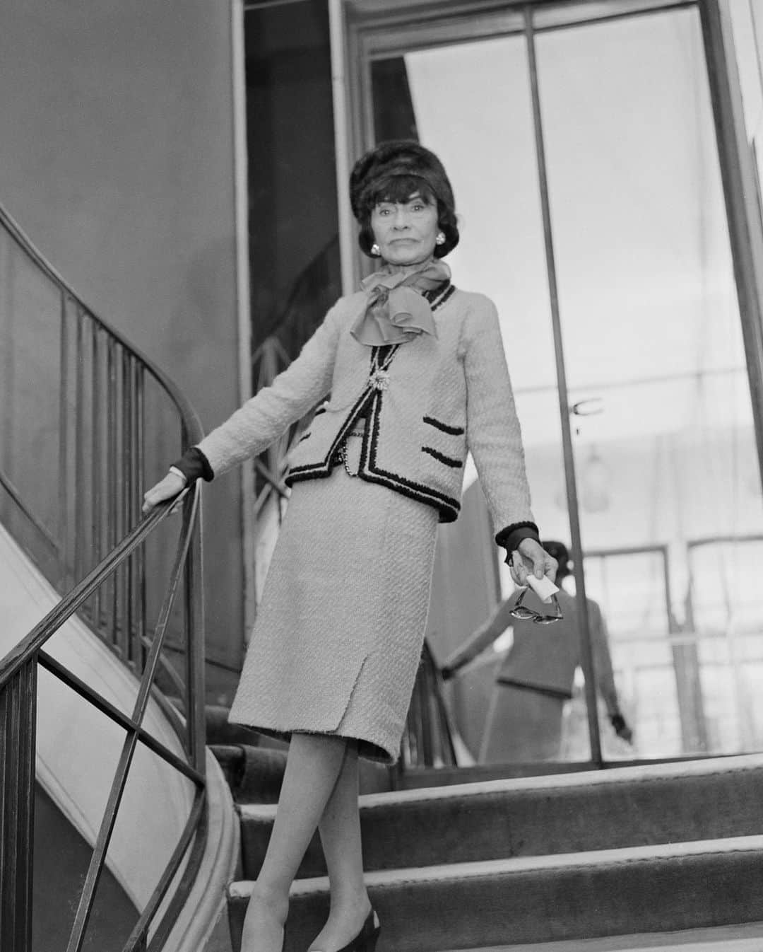 Fashion Weekさんのインスタグラム写真 - (Fashion WeekInstagram)「Happy birthday to legendary fashion icon and designer, #CocoChanel. After beginning her career as a French milliner in Paris in 1910, she went on to build the storied house of Chanel, with her signature design style still highly visible in today's @chanelofficial collections. Photos c/o @gettyimages」8月20日 1時13分 - fashionweek