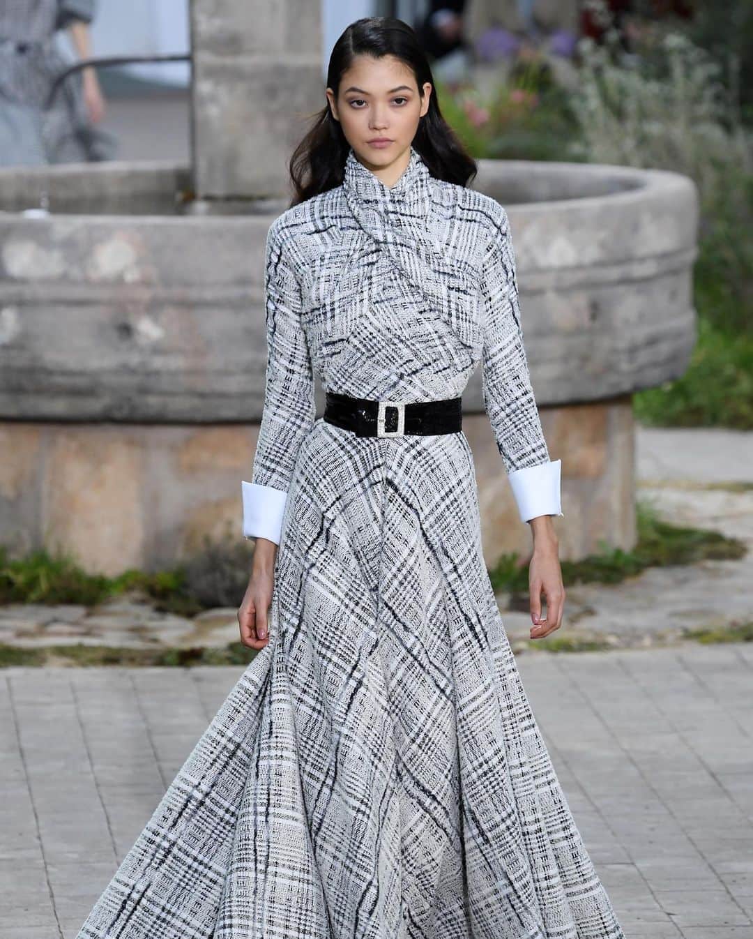 Fashion Weekさんのインスタグラム写真 - (Fashion WeekInstagram)「Happy birthday to legendary fashion icon and designer, #CocoChanel. After beginning her career as a French milliner in Paris in 1910, she went on to build the storied house of Chanel, with her signature design style still highly visible in today's @chanelofficial collections. Photos c/o @gettyimages」8月20日 1時13分 - fashionweek
