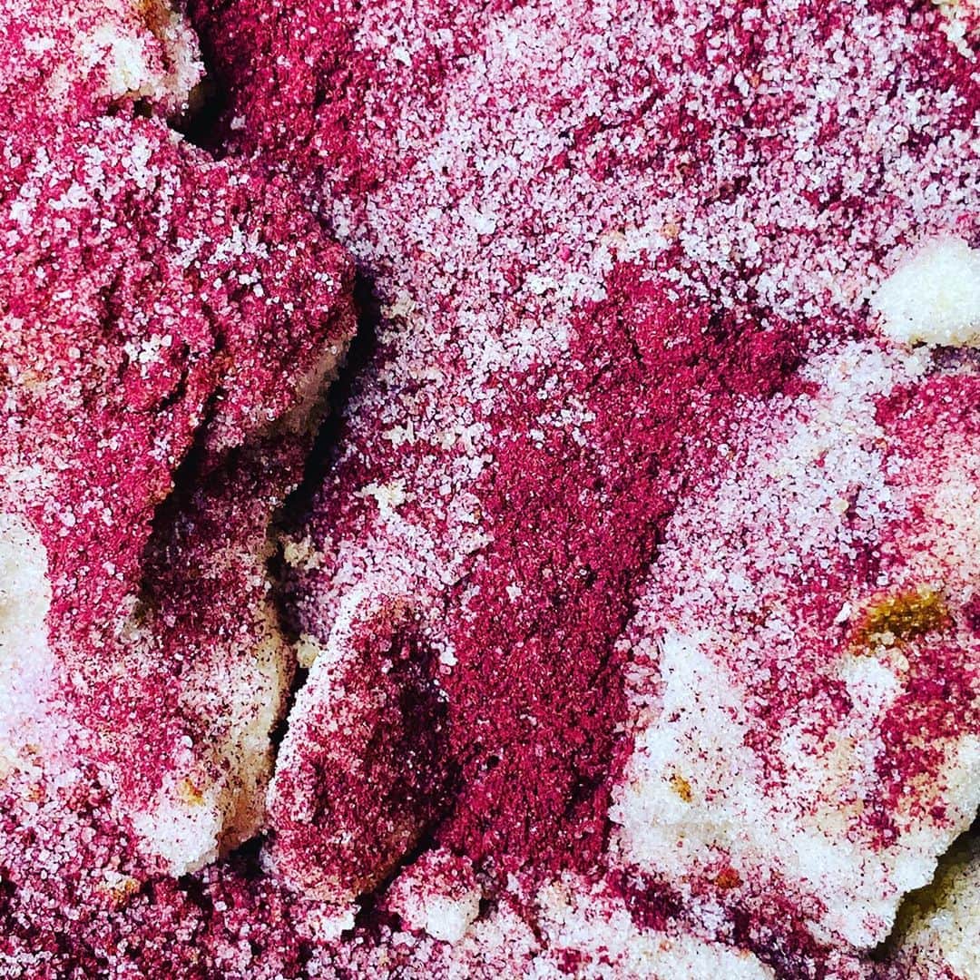 ケリスのインスタグラム：「Smoked hibiscus cbd infused sugar ... just let that sink in .... this weeks GOLD MINE BOX is the CELEBRATION GIFT BOX. It’s a premium box with the very best quality ingredients. Hand picked and sourced by me . I made very limited boxes this week because of how special this one is . It’s my birthday box ! Get ready guys , turn your notifications on !」