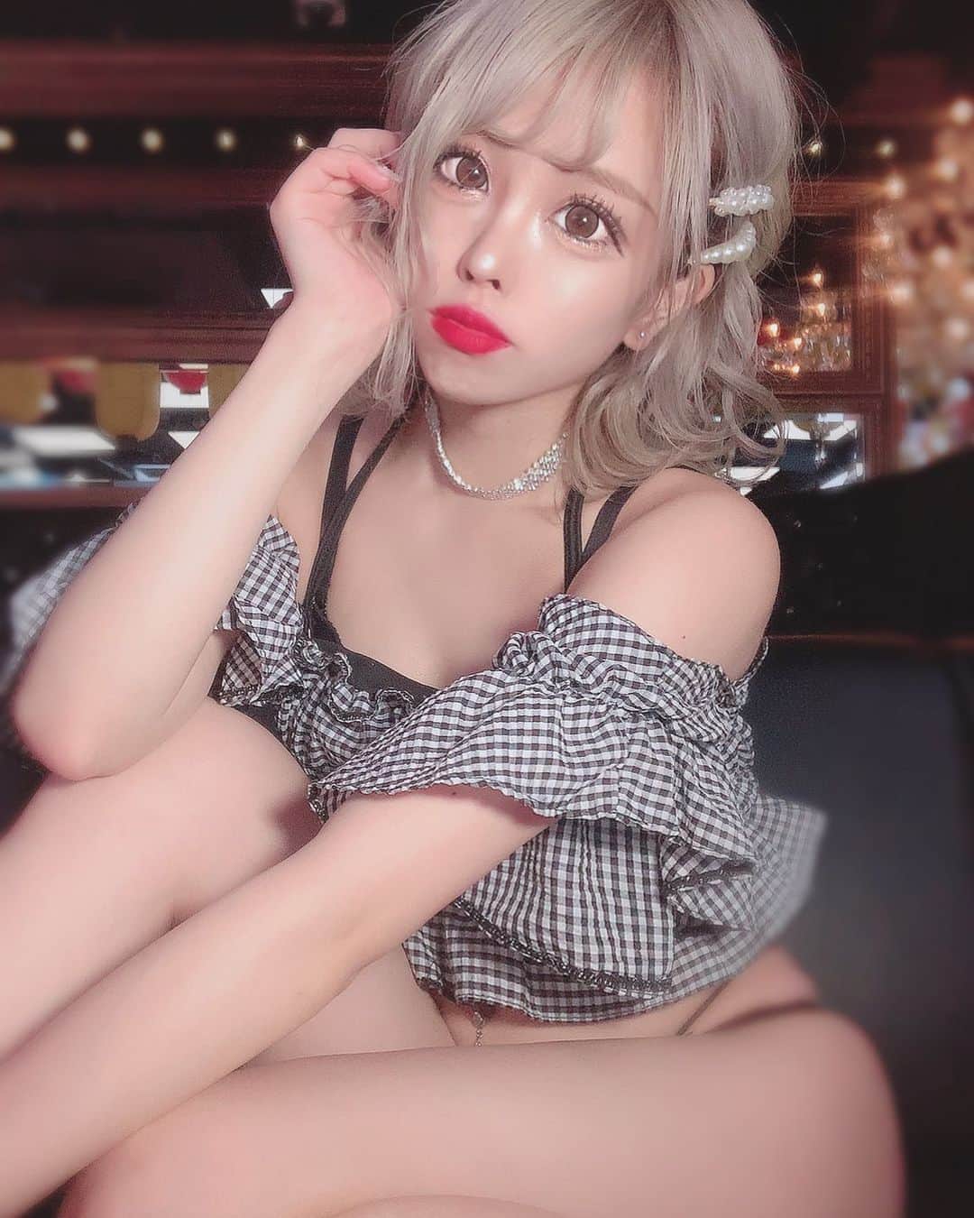 あんじゅのインスタグラム：「♡ ． いつでもわたしに構ってね。 そして四六時中も好きって言って🥺💓 ． ．  #Burlesque #バーレスク #バーレスク東京 #大阪 #バーレスク大阪 #北新地 #ミナミ #キャバ嬢 #ホスト #歌舞伎町 #ダンサー #Japanesegirl #自発ください  #ギャルメイク #グラビア  #金髪ボブ #ギャル #加工厨 #ジャニオタ #スレンダー #エロ可愛い #ビキニギャル #撮影会 #雰囲気好きな人いいね #自撮り界隈  #1mmでもいいなと思ったらいいね #被写体  #オフショルビキニ #白ギャル #パールピン」