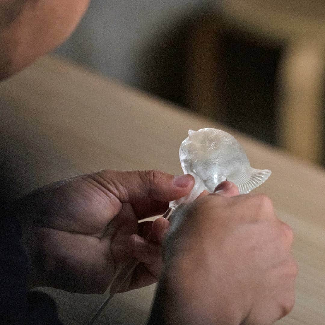 Lexus UKさんのインスタグラム写真 - (Lexus UKInstagram)「Swipe right to see how Japanese craftsman @shinri_tezuka creates an amazing koi carp lollipop from a ball of molten sugar.  To read more about Amezaiku sugar art and to watch the film, click the link in our bio.  #Lexus #Craftsmanship #Japanese #Japanese #JapaneseArt #Sugar #Lollipop #SugarArt #Candy #JapaneseFood #KoiCarp #Amezaiku」8月20日 1時24分 - lexusuk