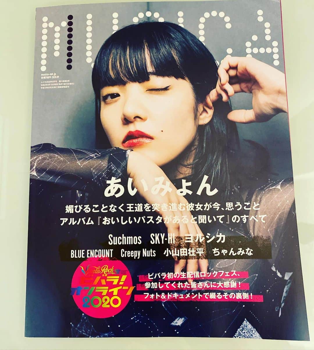 三吉ツカサのインスタグラム：「雑誌MUSICAでBLUE ENCOUNTの記事の写真を撮ったよ。 ページをめくって読むっておもしろい。そう思うすてきなアートディレクション #気分よし」