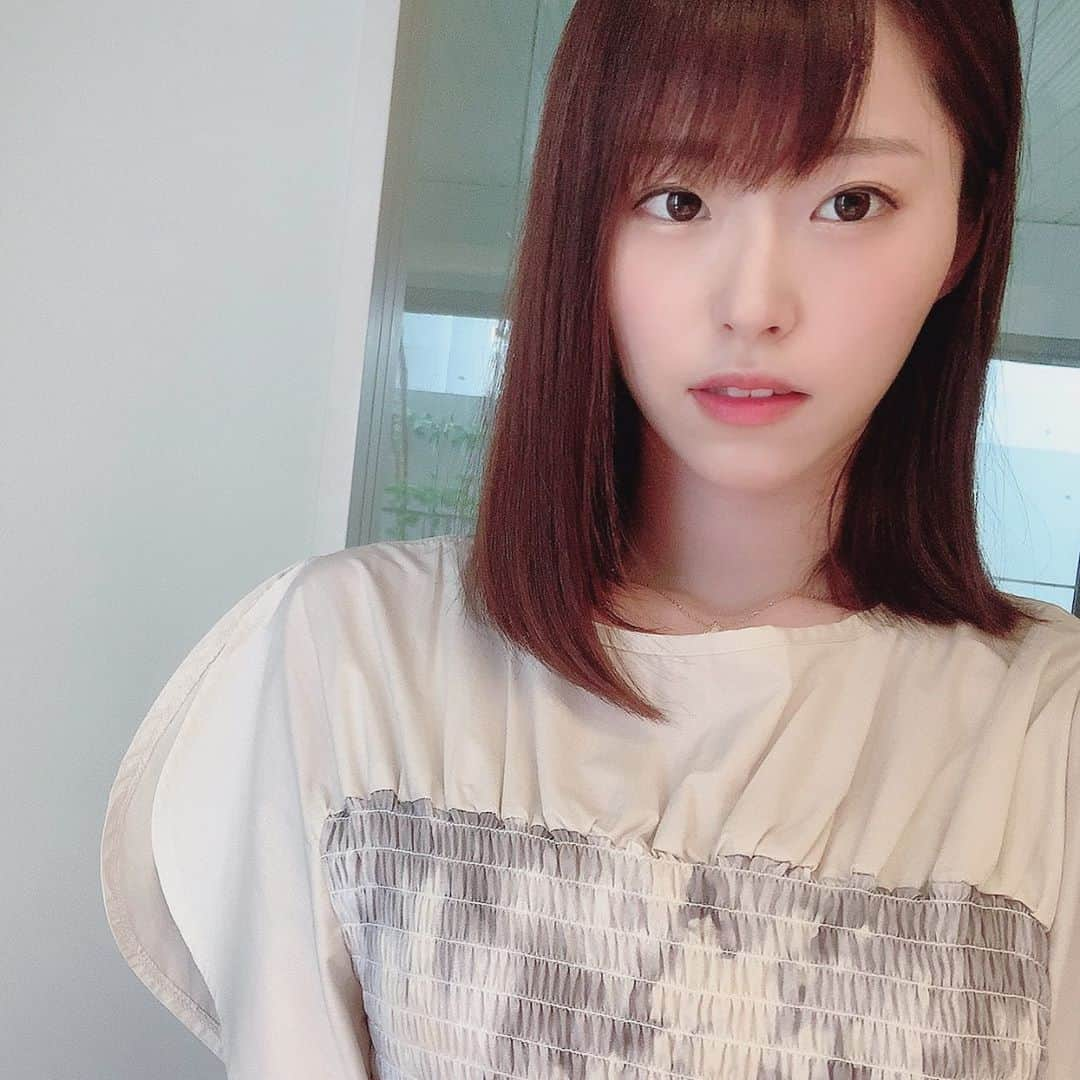 花奈澪のインスタグラム：「最近はネットでしか﻿ お洋服買わなくなったなぁ。﻿ ﻿ 普段着るブランドのものだったら﻿ サイズ感がわかる分﻿ ネットでポチッと。﻿ ﻿それもいいよね🤲🏻  #ガスヴァンサントみたいに蒼い  #tokyo_bank」