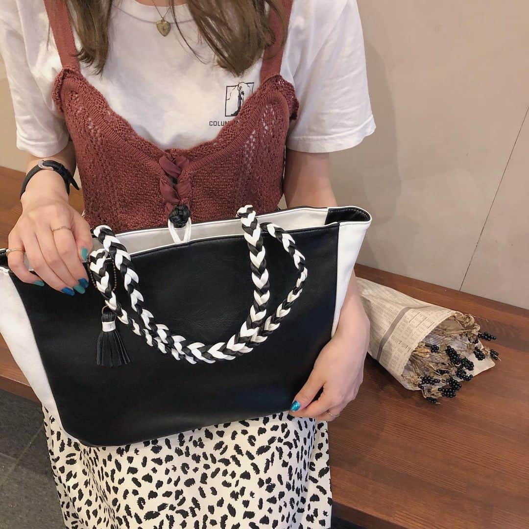 SuperGroupiesのインスタグラム：「#IdentityV コラボバッグ🎁プレゼントキャンペーン開始💨 ⠀ 白黒無常をイメージした リバーシブル仕様のバッグ👜 ⠀ 表裏を入れ替えることで表情が変わるデザインは、 同時に存在することができない 二人の宿命のよう🤍🖤 ⠀ 髪色をイメージした持ち手は、 二人が深い絆を結んでいるように しっかりと編まれています。 ⠀ ⠀ ⠀ 応募条件を満たした方の中から抽選で、﻿ 【1名様】にこちらのアイテムをプレゼント🎉﻿ ＝＝＝＝＝＝＝＝＝＝＝＝＝＝＝＝＝＝＝＝＝＝＝﻿ 📌プレゼント商品 #第五人格 / 白黒無常 モデル トートバッグ ＝＝＝＝＝＝＝＝＝＝＝＝＝＝＝＝＝＝＝＝＝＝＝﻿ ⠀⠀ ⠀ 🔻応募方法など詳細は、こちらをチェック🔻 ⠀ ⠀ 📌キャンペーン期間 8/19（水）〜8/25（火）23時59分まで﻿﻿ ⠀ ⠀ 📌応募方法 カンタン2ステップで応募できます！ ─────────────────────﻿ 1️⃣SuperGroupies 公式アカウント（ @supergroupies ）をフォロー﻿ 2️⃣この投稿を「いいね！」 ─────────────────────﻿⠀⠀⠀⠀⠀⠀⠀ ⠀ ⠀ 📌注意事項 ・当選者には当店のアカウントからDMをお送りします。 ・当選商品は撮影に使用したサンプル品も含まれます。ご了承のほどお願いいたします。⠀ ・当選商品の発送は日本国内に限らせていただきます。﻿ ・当選した方はこちらのアカウント・ライブ配信にて紹介させていただく場合がございます。」