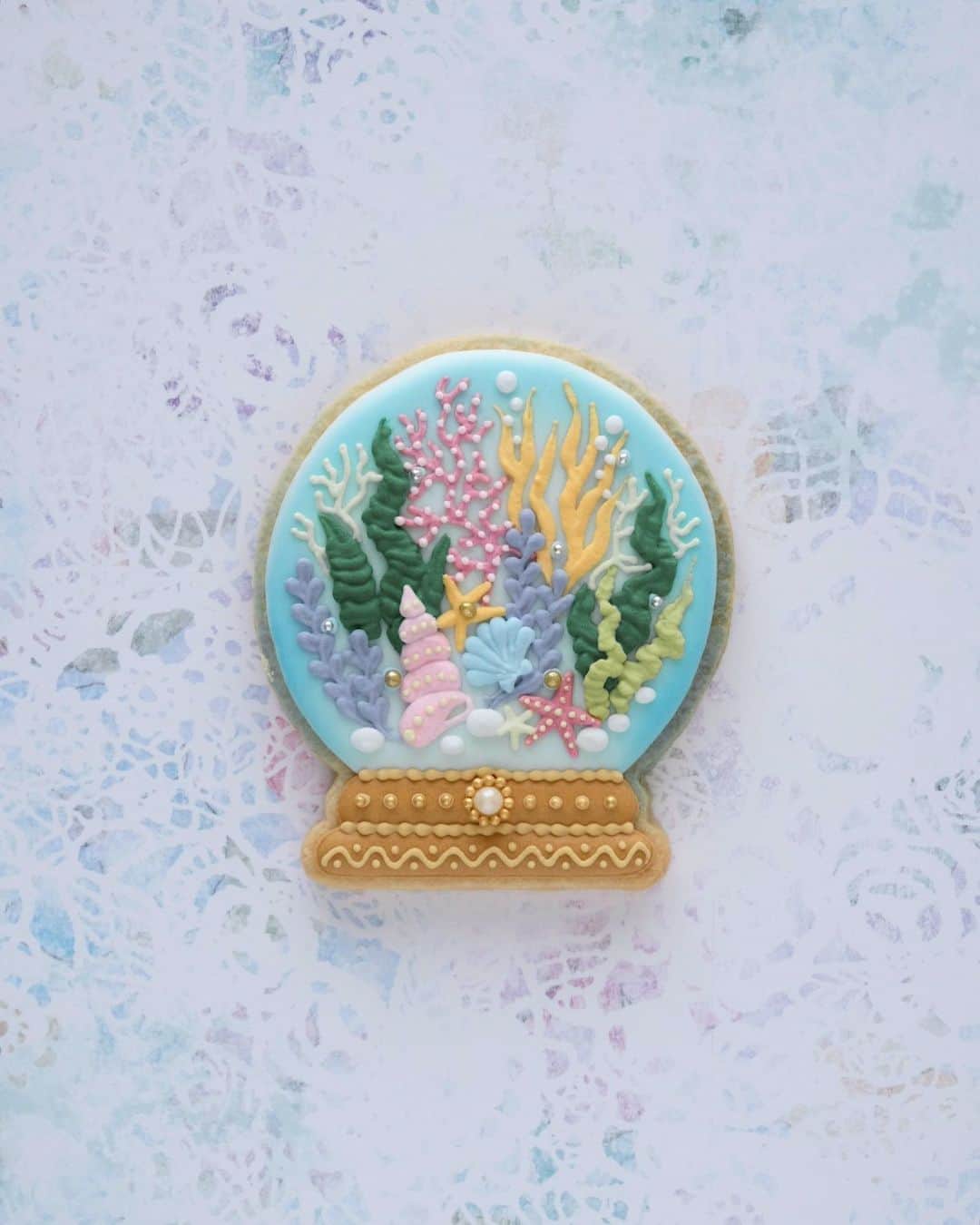 のインスタグラム：「"Under the sea" snow dome cookie🐠🔮🐚﻿ ﻿ 最後にダイビングしたのいつだっけ...ってすぐに思い出せないくらいしてない。。﻿ ダイビングしたいな〜🐟﻿ ﻿ #artofkunika」
