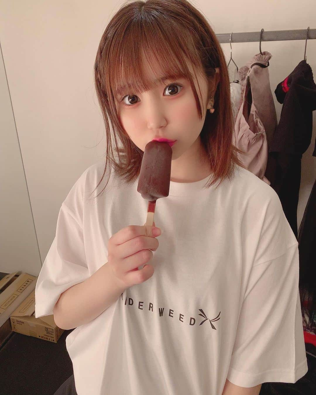 星川優夢のインスタグラム：「あまあま 〜〜〜〜 🍫 . . 少し前まで 一生 甘やかされて生きていきたいって思ってたし 人生イージーモードがいいって思ってたけど 最近は厳しくしてくれるひとを大切にしなきゃっていう気持ちがでてきました 。 . まぁ変わらずいっぱい褒められるのは だいだいだいっすきだし 褒められて伸びるタイプではあるとおもってるけど() . . . . #instagood #japanesegirl #japaneseidol #idol #makeup #icecream #followｍe #jk #hairstyle #アイドル #白t #ヘアアレンジ #編み込みアレンジ #アイス #チョコレート #メイクアップ #ナチュラルメイク #フォローミー」