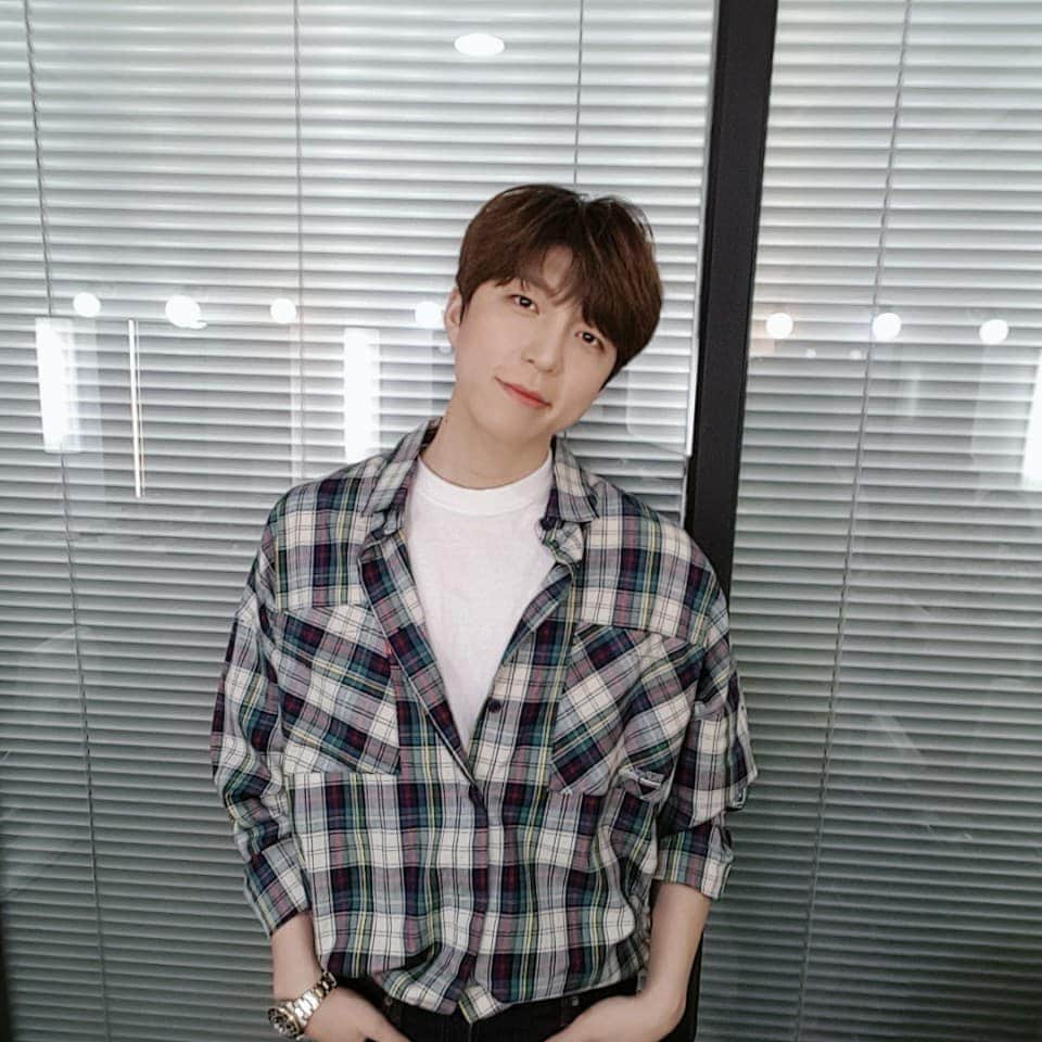 U-KISS（ユーキス）のインスタグラム：「[#수현] 키스미~!! 오늘도 화이팅🤘 오늘  Mnet 'TMI NEWS' 주제가 숨듣명차트라던데....👉👈8시 본방사수😘   #유키스 #UKISS  #SOOHYUN #수현oppa #Mnet #tminews」