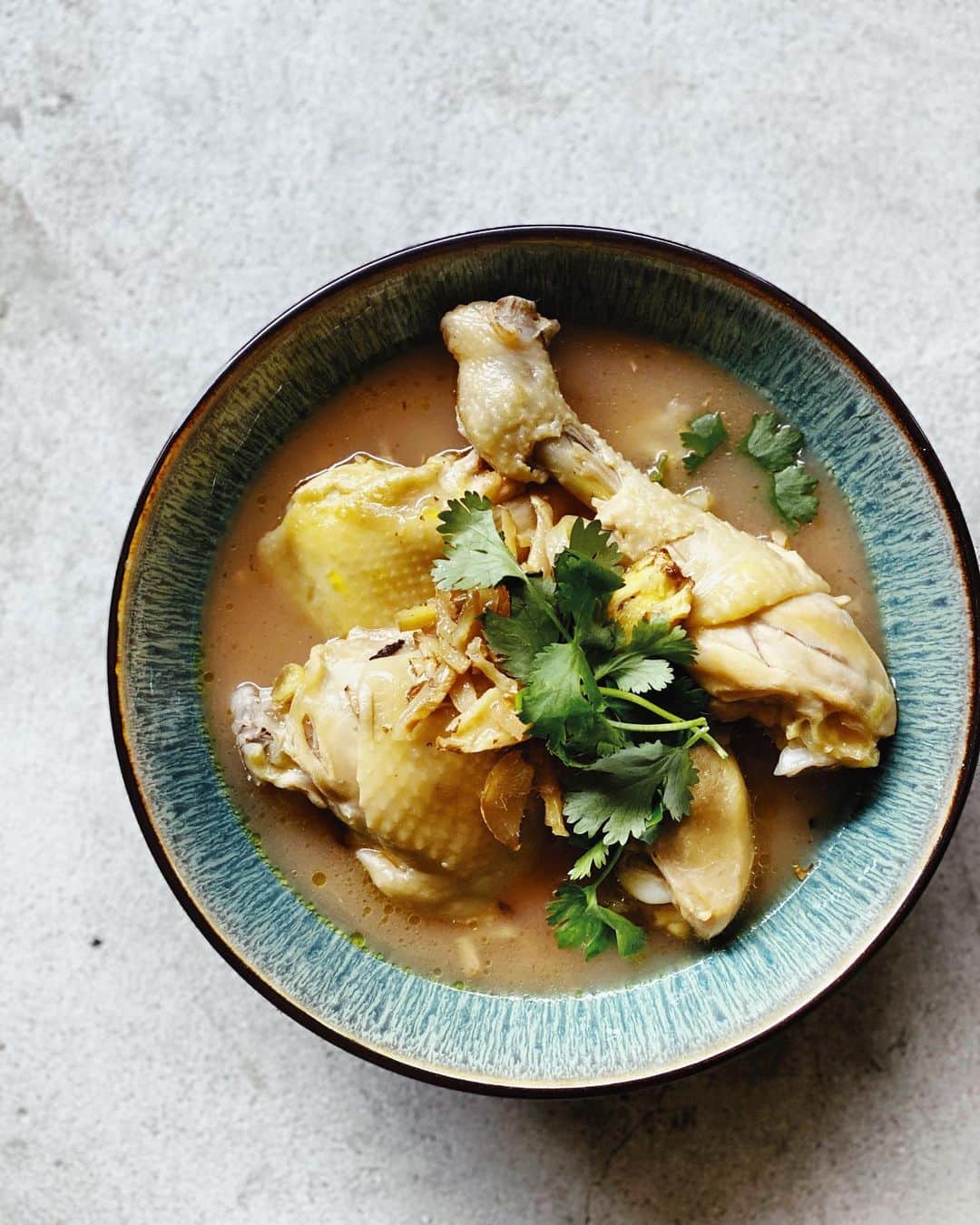 鄭碧瑩のインスタグラム：「Hakka Ginger Chicken in Rice Wine . As a half-cooked Hakka I’ve never had this dish at all. Thank you @sekel_kitchen for this exposure and fitting me into your cooking schedule. . . #sgunited #supportsmallbusiness #sghomecooking #sghomecook #hakkafood #vsco #vscofood #vscogram #chinesefood」