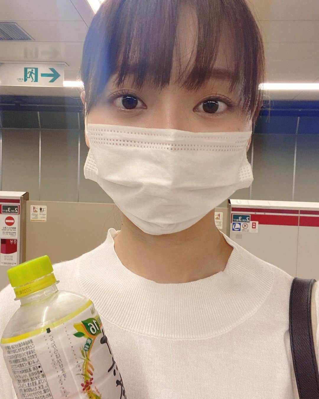 葉月祥子のインスタグラム：「オーディション終わり♪﻿ ﻿ ﻿ 今日も暑いですね☀️熱中症気をつけてくださいね🥵🐬﻿ ﻿ ﻿ #真夏 #水分補給忘れずにね ﻿ #8月ですね🌻 ﻿ #夏休み #ではない #仕事するぞ ﻿ #あれなんか私に矢印向いてる#非常口こちらです」