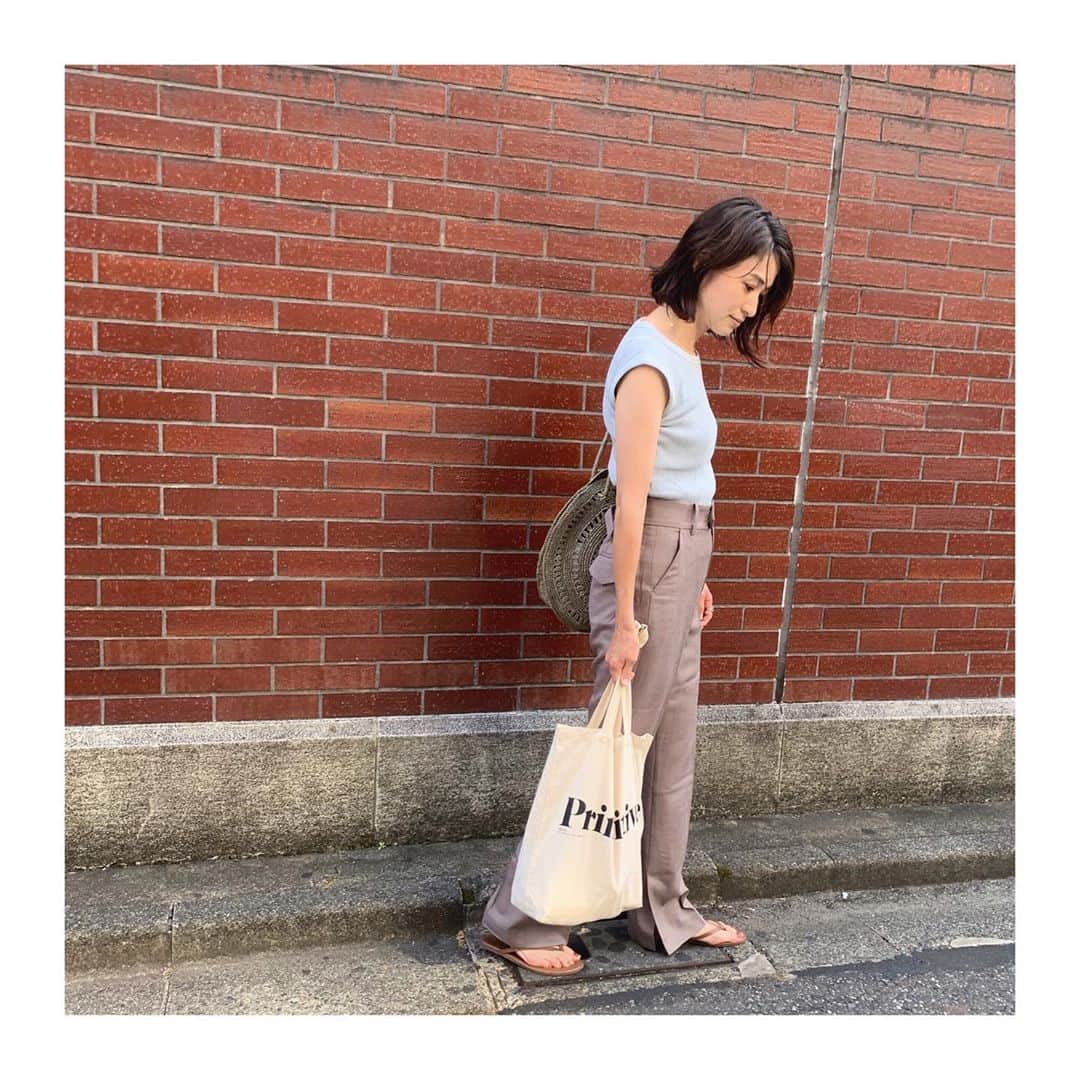 上村若菜のインスタグラム：「. 今日も暑すぎて。。 展示会はもう来年の春夏🍍✨ . トップス…#phlannel  パンツ…#littlesuzie  バッグ…#maisonnhparis #ritajeanstokyo  サンダル…#tkees . #wakameswardrobe」