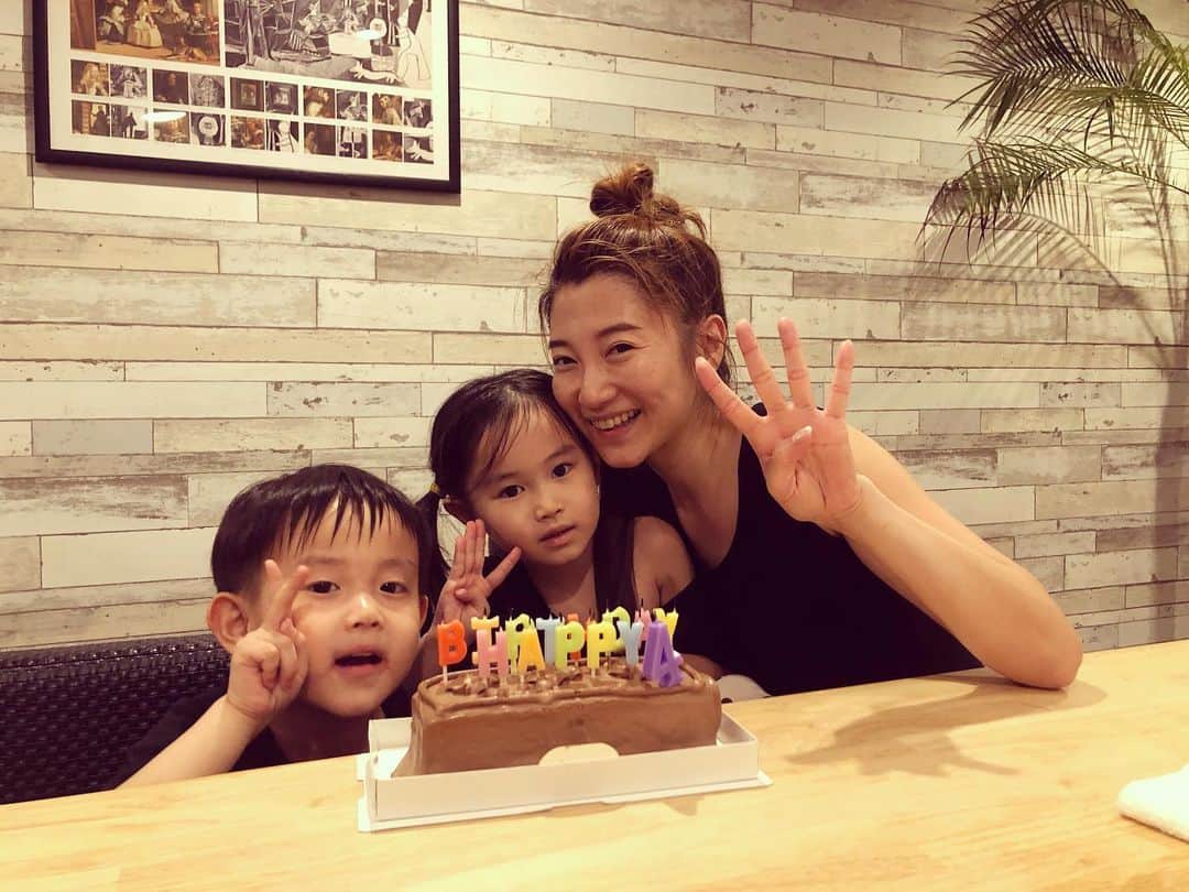 加織のインスタグラム：「明日でわたしのぼくちゃんが4歳を迎えるー👦🏻🤍 今日たまたま子供達の産院に行ったんだ。懐かしさで震えた。あっという間に4年が経ってしまった。 子供達の成長を日々大切にちゃんと見守っていこう🤍と心に決めた母なのでした🤍🤍」