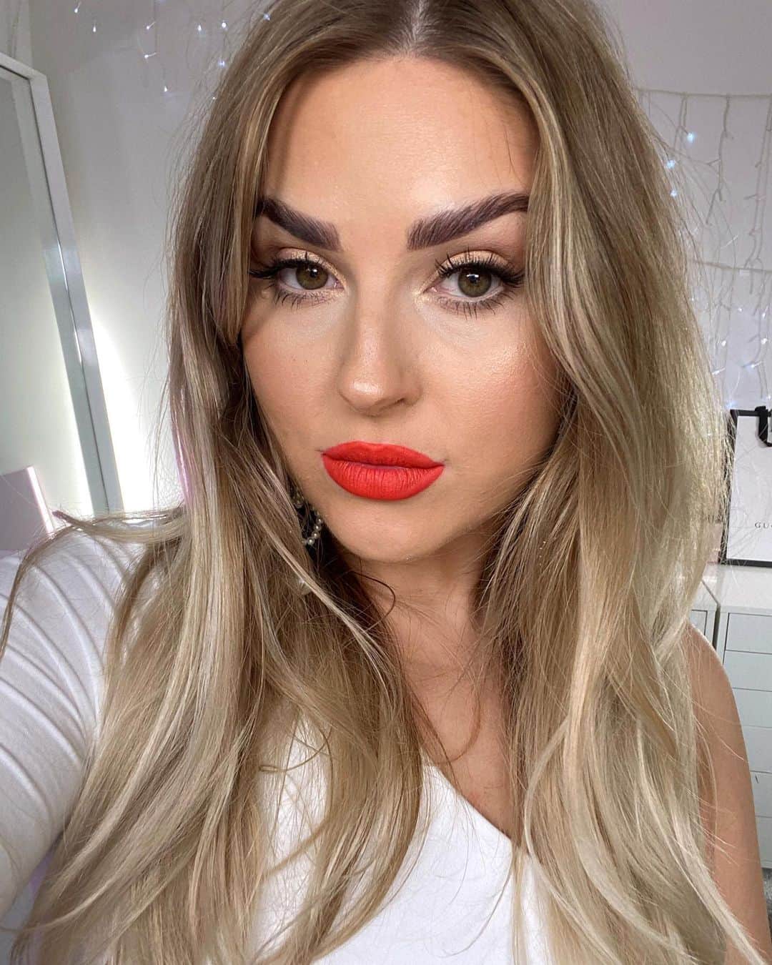 Shannonのインスタグラム：「This makeup look is up on my channel! My wedding dress try on video 💞😌 https://youtu.be/jqdTQbSbcnc ⭐️ except I changed my lip shade to @xobeautyshop limerence 💄 #xobeauty #bridalmakeup #idontlooklikethisrn #sosick」