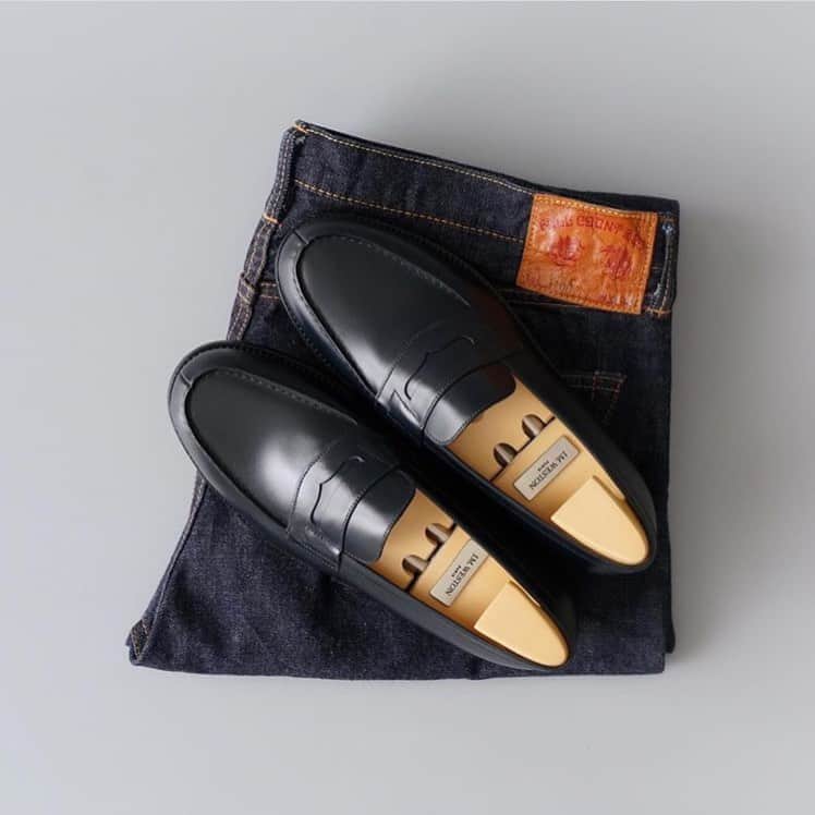 のインスタグラム：「Une autre idée de l'uniforme.  __ The only uniform that matters.  #JMWeston #Loafers #Shoes #Denim  Regram @Kutsuhiko9」