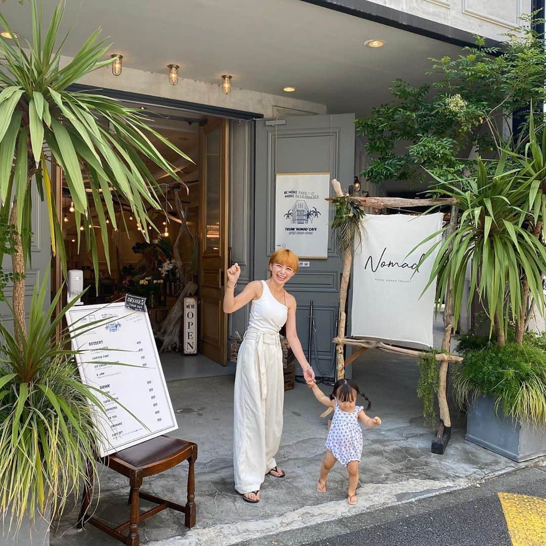 長谷川あやのインスタグラム：「🌴🌴🌴#baby#mama#令和ベイビー#生後15ヶ月#1歳#赤ちゃんのいる生活#新米ママ#女の子ママ#小夏のいる生活 ・ ・ ・ お散歩コースの主導権を完全に娘に奪われ なかなか目的地に到着できないという お散歩を繰り広げている今日この頃、、、😅✌️ ・ 昨日1歳3ヶ月✨ 毎日めちゃくちゃあっという間で めちゃくちゃ大変で めちゃくちゃ楽しい日々をありがとう💛 ・ とりあえずダンゴムシ 食べようとするのだけやめてくれ😃笑」