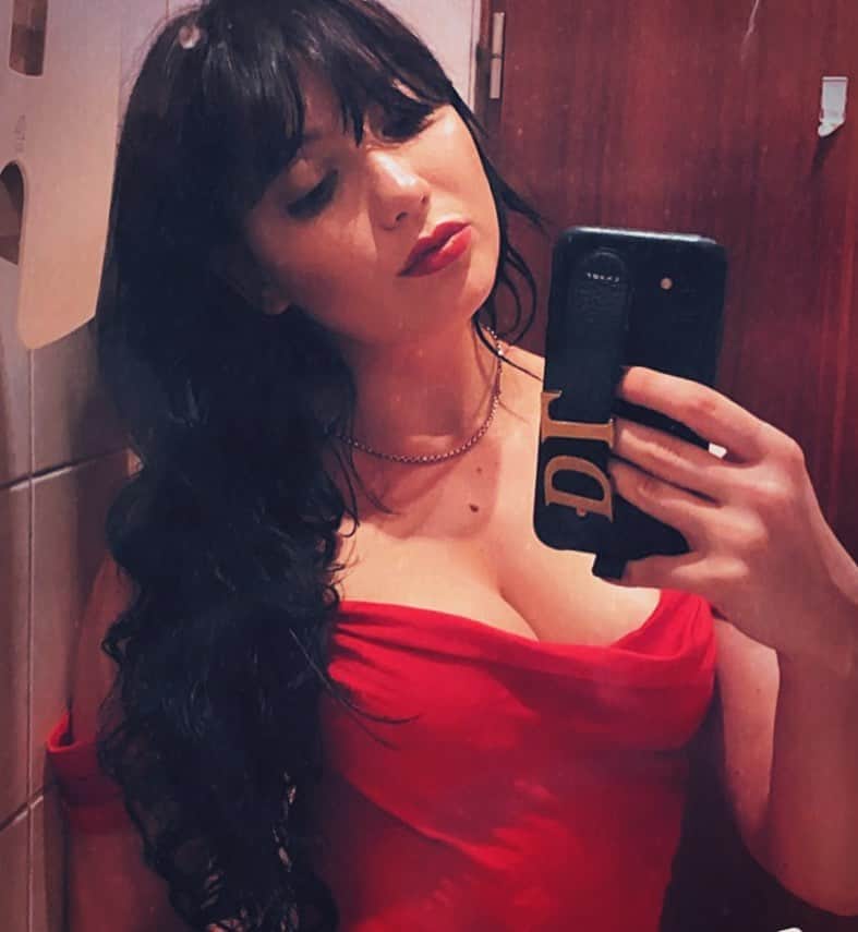デイジー・ロウのインスタグラム：「Bathroom selfies after a couple of caipirinhas... dress @ratandboa hair by @hairdreams_uk & my forever hand snug @chaos ... dinosaur claw models own ♥️」