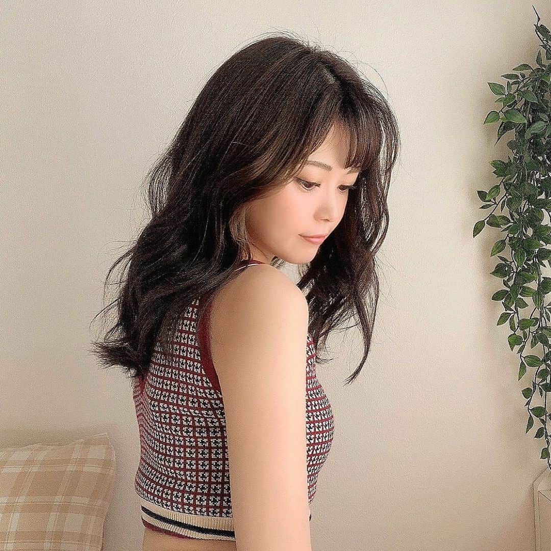 前田亜美のインスタグラム：「. . そーいえばちょっと前に美容院行ってカラーとトリートメント、カットしてもらいました…💇‍♂️. . . グリーンぽいブルーっぽい色がよくて @ogawa_yuya_  さんにお願いしたらいい感じになった‪𓂃 𓈒𓏸◌‬ . . 今も少し色抜けてきていい色‪ 𓈒𓏸. . このトップスは @look_up.official のやつ🌷.*. . .  #ヘアカラー #髪質改善 #トリートメント #ニット水着  #黒髪 #ヘアアレンジ」