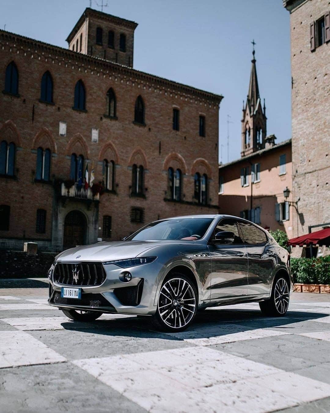 Maserati Japan | マセラティ ジャパンのインスタグラム：「アグレッシブなデザインから溢れ出るレヴァンテトロフェオのパワー。ラグジュアリーでありながら、よりダイナミックなドライブを体感いただけます。  #Maserati #マセラティ  #MaseratiJapan #マセラティジャパン #LevanteTrofeo #レヴァンテトロフェオ」