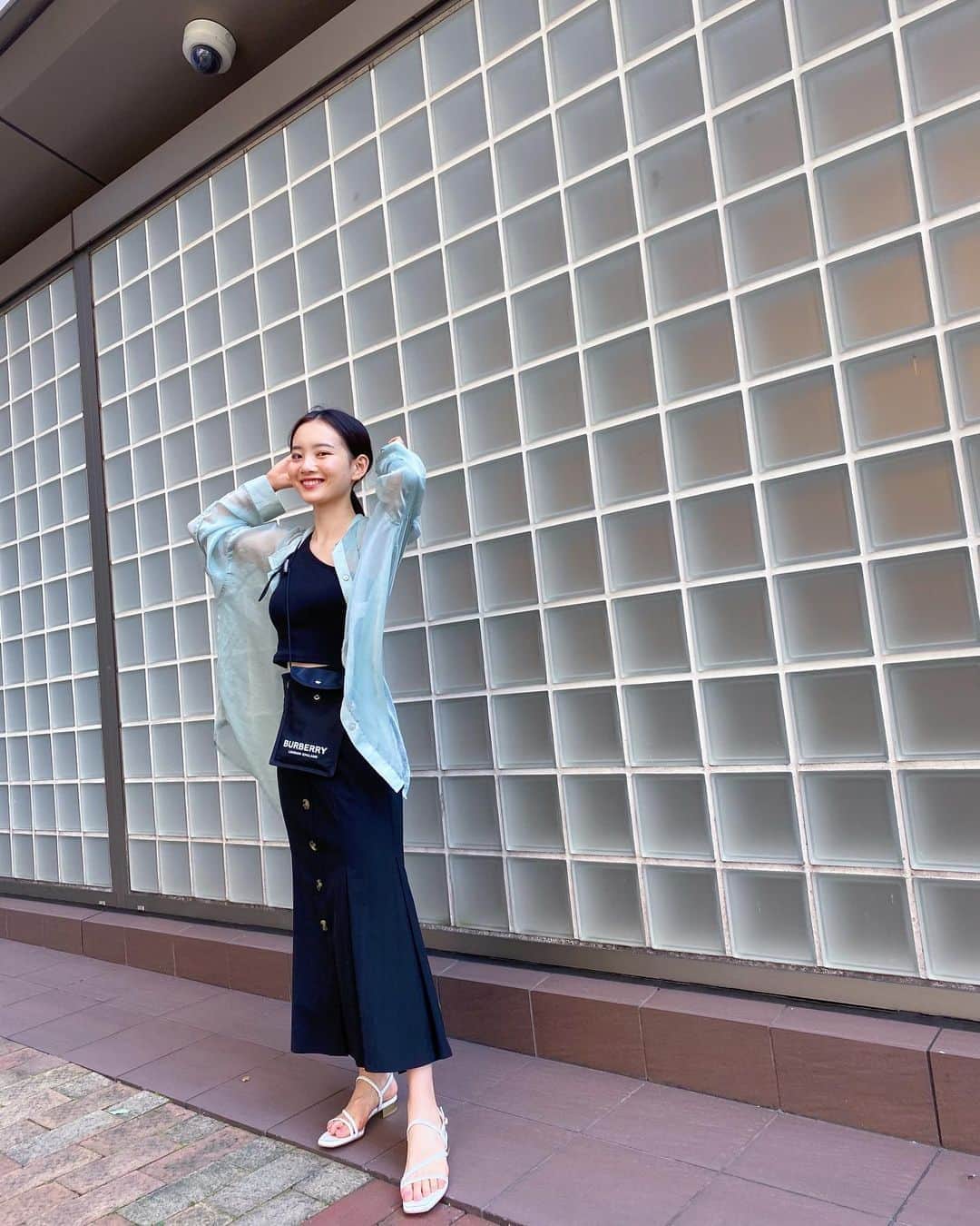 青山舞莉のインスタグラム：「𝐠𝐫𝐞𝐞𝐧 𝐦𝐢𝐠𝐡𝐭 𝐛𝐞 𝐦𝐲 𝐧𝐞𝐰 𝐟𝐚𝐯𝐨𝐫𝐢𝐭𝐞 𝐜𝐨𝐥𝐨𝐫  最近は緑がとっても好き🌿 黒とかモノトーンの色と緑合わせるコーデお気に入り tops: @gydajp  skirt: @murua_official  #ミーコーデ #コーデ #gyda #murua」