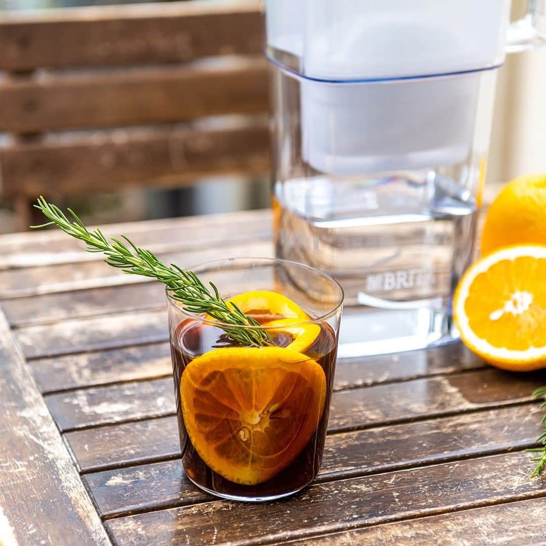 BRITA Japanのインスタグラム：「【おいしさの決め手はBRITAの水・BRITAで作るコールドブリューコーヒー】  最近人気のコールドブリューコーヒー。通常のコーヒーの淹れ方とは違い、水出しで抽出するから、お水のおいしさがさらに味に直結します。今回はそんなコールドブリューコーヒーにフルーツを入れて楽しむ、フルーツコールドブリューのレシピをご紹介します。水出しコーヒーを作るときにフルーツを一緒に入れるだけでOK。簡単に出来るので、ぜひBRITAの水で作ってみてください。 今回は、フルーツとハーブを組み合わせたものをご紹介します。  ローズマリーと爽やかなオレンジが好相性 オレンジとローズマリーのコールドブリューコーヒー  ■材料（500ミリリットル分） ・コーヒー豆　40g　（中煎りか浅煎り・挽き目は中挽き） ・オレンジ　1/2個 ・ローズマリー　2本 ・BRITAの水　500ミリリットル  ■作り方  ①BRITAの水500ミリリットルを清潔なガラス瓶などの容器に入れておく  ②コーヒー豆を、お茶用パックに入れて、①に入れる ②オレンジは好みの厚さに輪切りして、①に入れる  ③ローズマリーをよく洗って、①に入れる  ④冷蔵庫に入れて5時間～1晩ほど漬けておいたら出来上がり！」