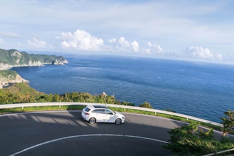 のインスタグラム：「真っ青な海に映えるポーラーホワイトのBクラス。  #MercedesBenz #mercedesbenzjapan #MBCars #メルセデスベンツ #メルセデス #ベンツ #ホワイト #Bクラス #夏空 #五島列島 #海岸 #ドライブ」