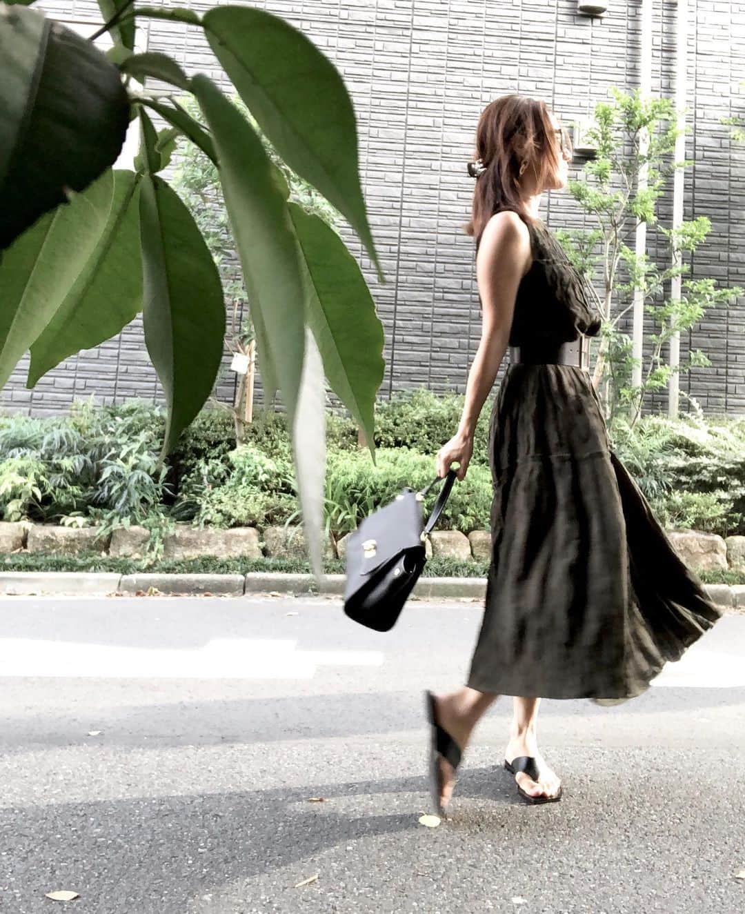 秋定麻紀子のインスタグラム：「このワンピース涼しくておすすめ。 上に羽織れば秋まで絶対使える。  ワンピース、ベルト、サンダル全部 @zara  バッグは @bally」