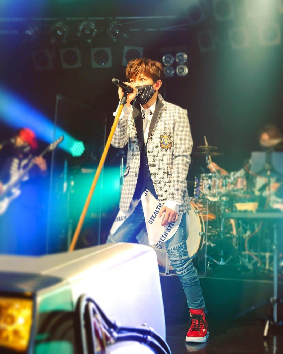 tetsuyaのインスタグラム：「本日、21時から配信ライヴの再放送あるから観てね〜！  #LIVESTREAMING2020 #TETSUYA #LArcenCiel #STEALTHSTELLA」