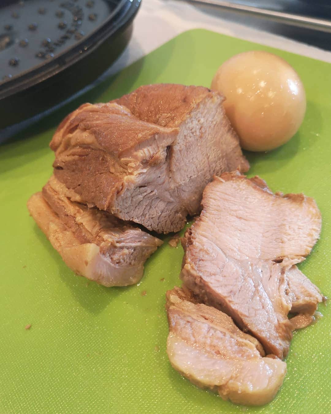 福田賢二さんのインスタグラム写真 - (福田賢二Instagram)「自家製煮豚で煮豚（焼豚）ライス。  色んな意味でやばい。これはあかんで〜😅反則！！！」8月19日 17時05分 - g_ken