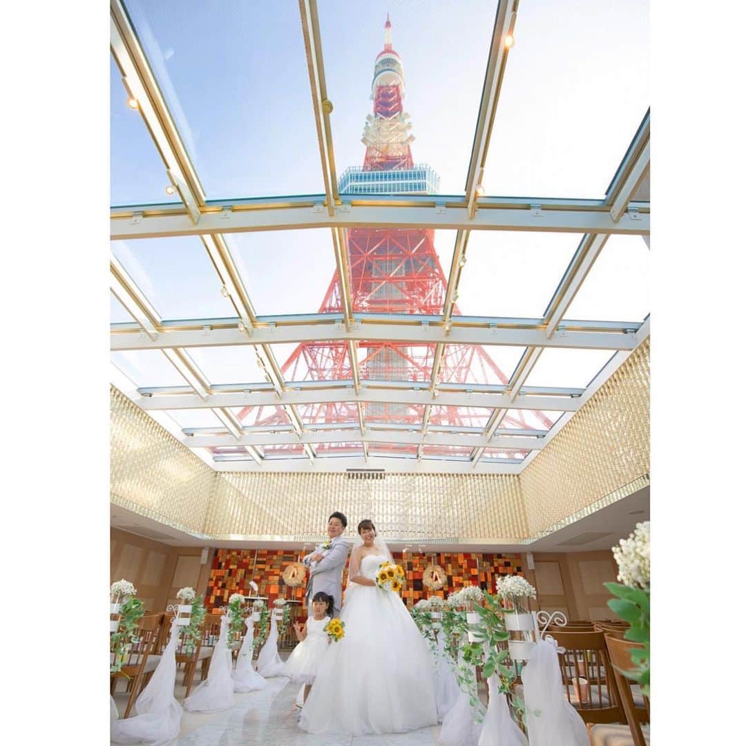 東京タワーの麓の結婚式さんのインスタグラム写真 - (東京タワーの麓の結婚式Instagram)「🗼 白を基調にした⛪️チャペルに 鮮やかに映えるヒマワリ🌻🧡 . 笑顔が素敵😊で明るい雰囲気の1枚は 見ているこっちまで元気になります🌈✨ . 新郎新婦様にとって大切な一日は お写真をご覧になられる皆様にとっても 記憶に彩るを残す特別な1枚に...📷💕 . .  詳細は(@theplaceoftokyo )まで♡ . . #theplaceoftokyo #プレイスオブトウキョウ #プレイスオブトーキョー #プレイスオブ東京 #ザプレイスオブトーキョー #ザプレイスオブ東京 #ザプレイスオブトーキョー #ゲストハウス婚 #令和2年婚 #東京タワー #東京タワーが好き #tokyotower #tokyowedding #東京タワーが見える #2020婚 #2020wedding #2020夏婚 #2020秋婚 #2020冬婚 #結婚式準備 #結婚式  #ちーむ2020 #東京花嫁 #プレ花嫁準備 #ぷれ花嫁 #プレ花嫁 #ロケーションフォト #思い出の写真 #記憶に残るwedding」8月19日 17時09分 - theplaceoftokyo