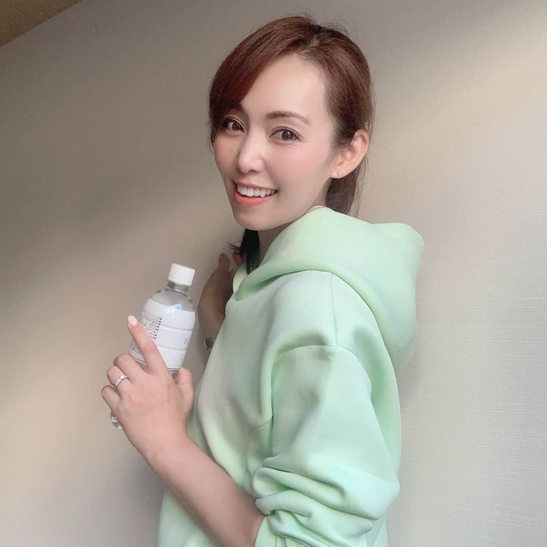 澤野井香里のインスタグラム：「旅先でも子供たちがまだ寝ているうちにホテル周辺を少しだけ朝散歩☀️^ ^  @julesandrae のウェアは程よく汗をかけるし、ダイバー素材で速乾性があって、シワになりにくくてとても使いやすい✨ 両サイドのファスナーでシルエットを自在に変えれるのも◎  #julesandrae #activelife #ジュールアンドレイ #PR」