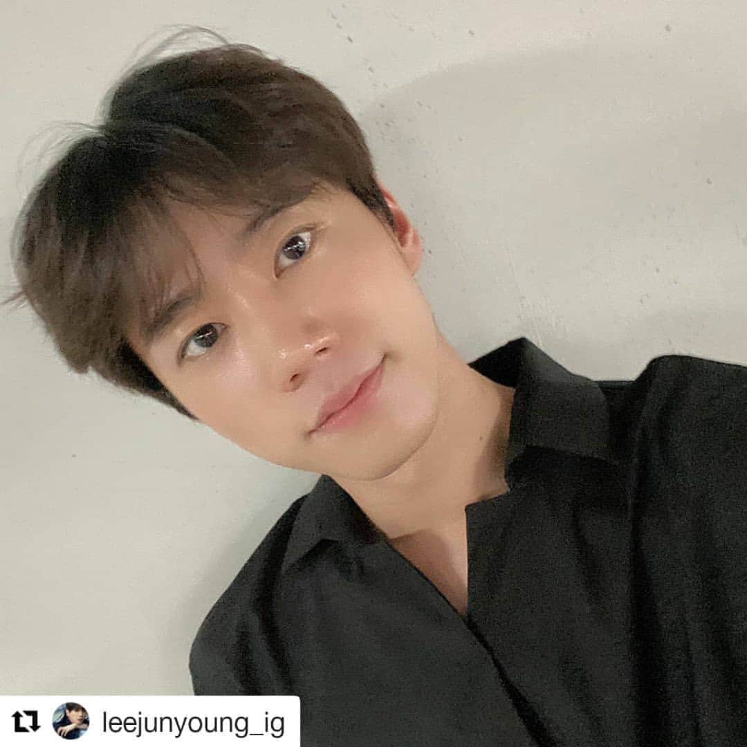 U-KISS（ユーキス）のインスタグラム：「[#이준영] 💪💪🖤🤍  #Repost @leejunyoung_ig (@get_repost) ・・・ [#이준영]  전시회도 마치고 열심히 조심히 촬영 중입니다🖤💛 코로나19가 다시 심각해지고 있는데 여러분도 몸 조심🙏  마스크도 꼭!  #LEEJUNYOUNG」