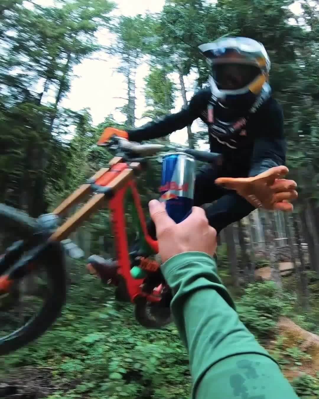 レッドブルのインスタグラム：「ahh time for a nice refreshin- @wibmerfabio: yoink!!! 😂  #redbull #givesyouwings #bike #MTB #fromwhereiride」