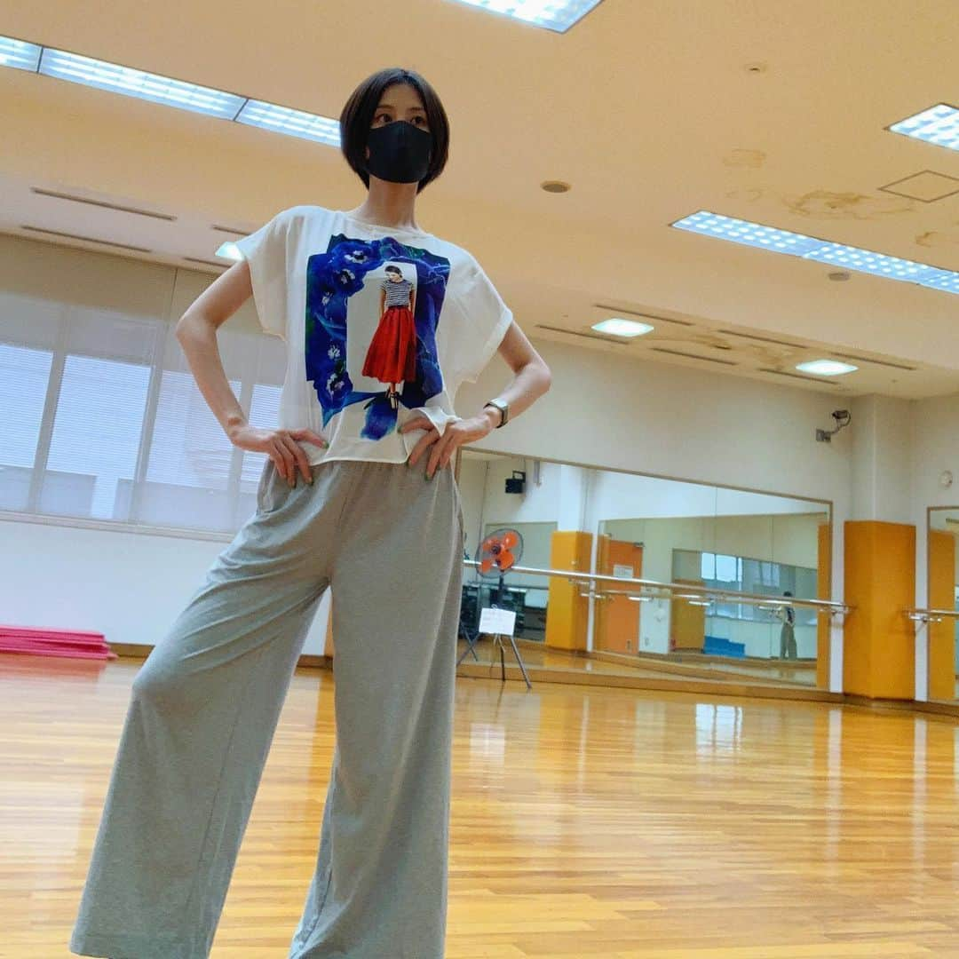 河村唯（うめ子）さんのインスタグラム写真 - (河村唯（うめ子）Instagram)「スタジオが広くて、踊り放題。 嫌でも、ソーシャルディスタンス。 4面に鏡。最高♪ #ダンス #講師　いや #お友達　🤣 #スタジオ　#癒し #マイナスイオン　出てる😂✨」8月19日 17時14分 - kawamurayui_