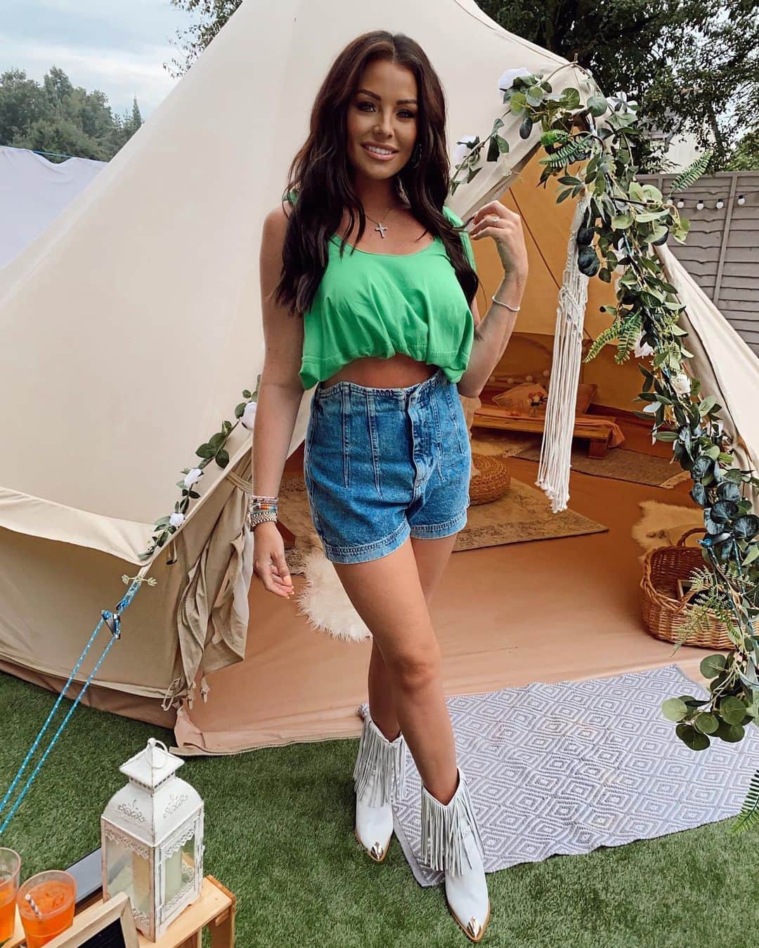 Jessica Wrightさんのインスタグラム写真 - (Jessica WrightInstagram)「Home from holiday ➡️ to the partayyy ⛺️🌿」8月19日 17時15分 - jesswright77