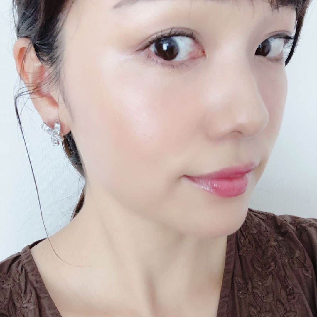 本田朋子さんのインスタグラム写真 - (本田朋子Instagram)「友人からプレゼントしてもらったアクセサリー。 輝きがとっても綺麗だけど、さりげない感じが素敵。  #アクセサリー #イヤリング #fiveten」8月19日 17時17分 - tomoko_honda_official_phonics