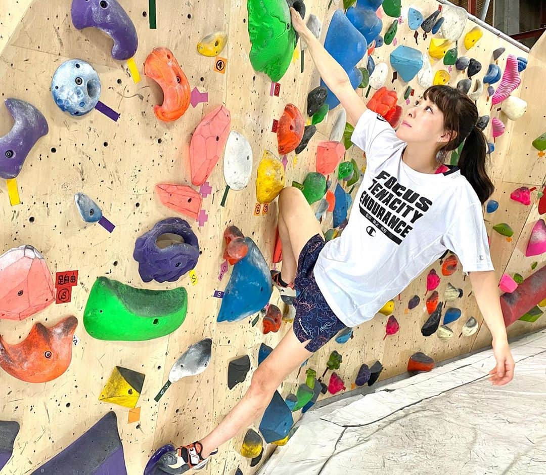 大田理裟のインスタグラム：「私が着ているTシャツには、﻿ 柔道の大野選手 @ono0203 🥋のEnergy Wordsである、﻿ ”集中 執念 我慢” が書いてあります！﻿ ﻿ 様々な競技のアスリートの皆さんが大切にしている言葉が﻿ Twitter内で紹介されています。﻿ 元気を貰える言葉がたくさんあると思うので、﻿ ぜひ以下のハッシュタグから検索してみてくださいね😁💥﻿ ﻿ #EnergyWords ‬﻿ ‪#champion‬﻿ ﻿ ここには書きませんがわたしも﻿更新したので 見てみてください😏✨﻿ ﻿ #climbing #bouldering #クライミング #ボルダリング #sportclimbing #leadclimbing」