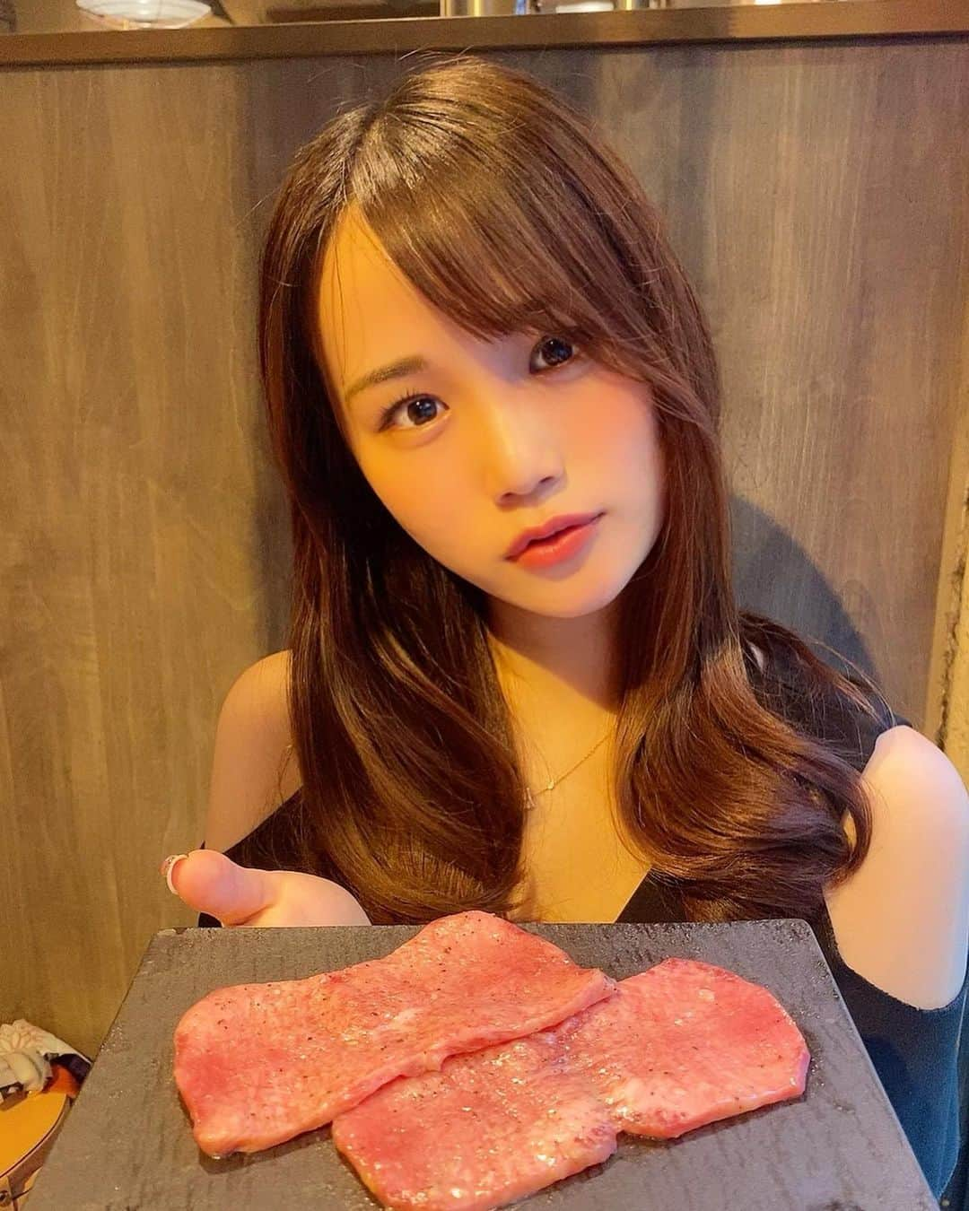 嬉野ゆみさんのインスタグラム写真 - (嬉野ゆみInstagram)「* * 最後まで見てください〜♩ * * 先日、牛ごろバンビーナさんで季節のコースをいただきました🐄 * * 久しぶりの焼肉でテンション上がりまくり✨😋 * * * 空いてる時間はお店の方が焼いてくださるので、一番美味しい食べごろでいただくことができました❤️カジュアルに美味しい焼肉を食べることができるので、また行きたいな☺️あと定員さんが優しい✨ * * 全部美味しかったのですが、夏限定の唐辛子🌶をめーっちゃかけたお肉が・・・😋❣️写真は超辛そうだけど、程よい辛さ✨ * * 辛いの好きな方にはおすすめですっ💗 * * 夏バテ気を付けてくださいー🥺 * * * #ushigoro #うしごろ #ushigorokan #ushigorobambina #うしごろバンビーナ五反田 #グルメ女子 #グルメスタグラム #焼肉 #都内焼肉 #五反田グルメ #五反田ディナー #pr #五反田焼肉 #焼肉ランチ」8月19日 17時21分 - ureshino_chan