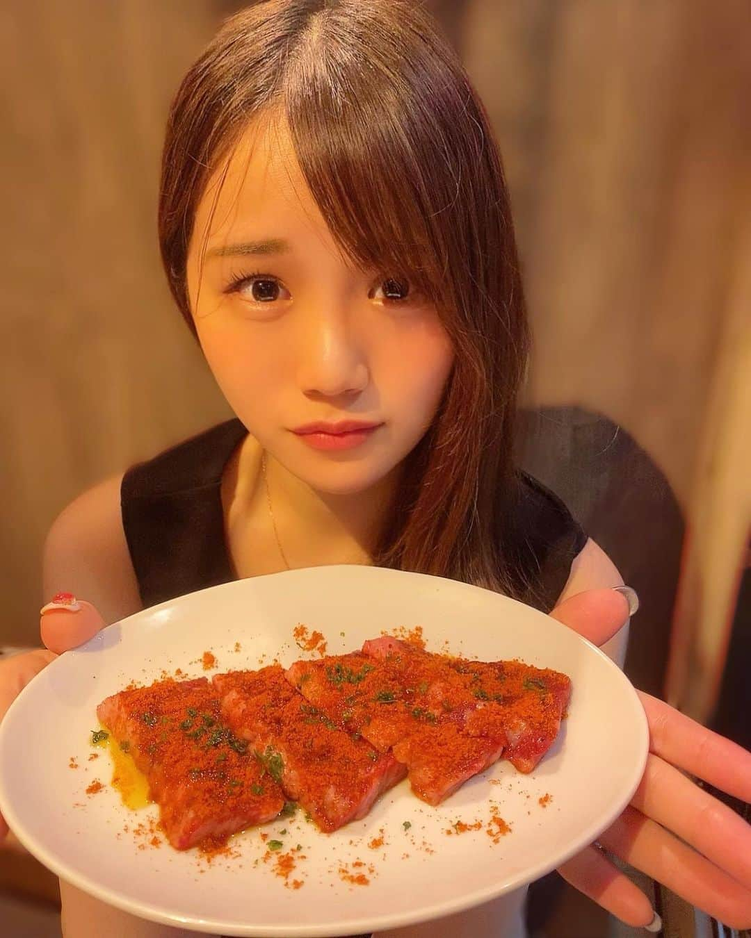 嬉野ゆみさんのインスタグラム写真 - (嬉野ゆみInstagram)「* * 最後まで見てください〜♩ * * 先日、牛ごろバンビーナさんで季節のコースをいただきました🐄 * * 久しぶりの焼肉でテンション上がりまくり✨😋 * * * 空いてる時間はお店の方が焼いてくださるので、一番美味しい食べごろでいただくことができました❤️カジュアルに美味しい焼肉を食べることができるので、また行きたいな☺️あと定員さんが優しい✨ * * 全部美味しかったのですが、夏限定の唐辛子🌶をめーっちゃかけたお肉が・・・😋❣️写真は超辛そうだけど、程よい辛さ✨ * * 辛いの好きな方にはおすすめですっ💗 * * 夏バテ気を付けてくださいー🥺 * * * #ushigoro #うしごろ #ushigorokan #ushigorobambina #うしごろバンビーナ五反田 #グルメ女子 #グルメスタグラム #焼肉 #都内焼肉 #五反田グルメ #五反田ディナー #pr #五反田焼肉 #焼肉ランチ」8月19日 17時21分 - ureshino_chan